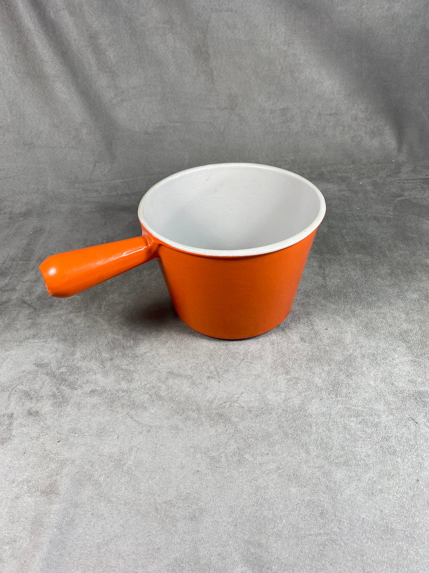 Le Creuset orange emaillierte Auflaufform aus Gusseisen mit Vintage-Griff, hergestellt in Frankreich