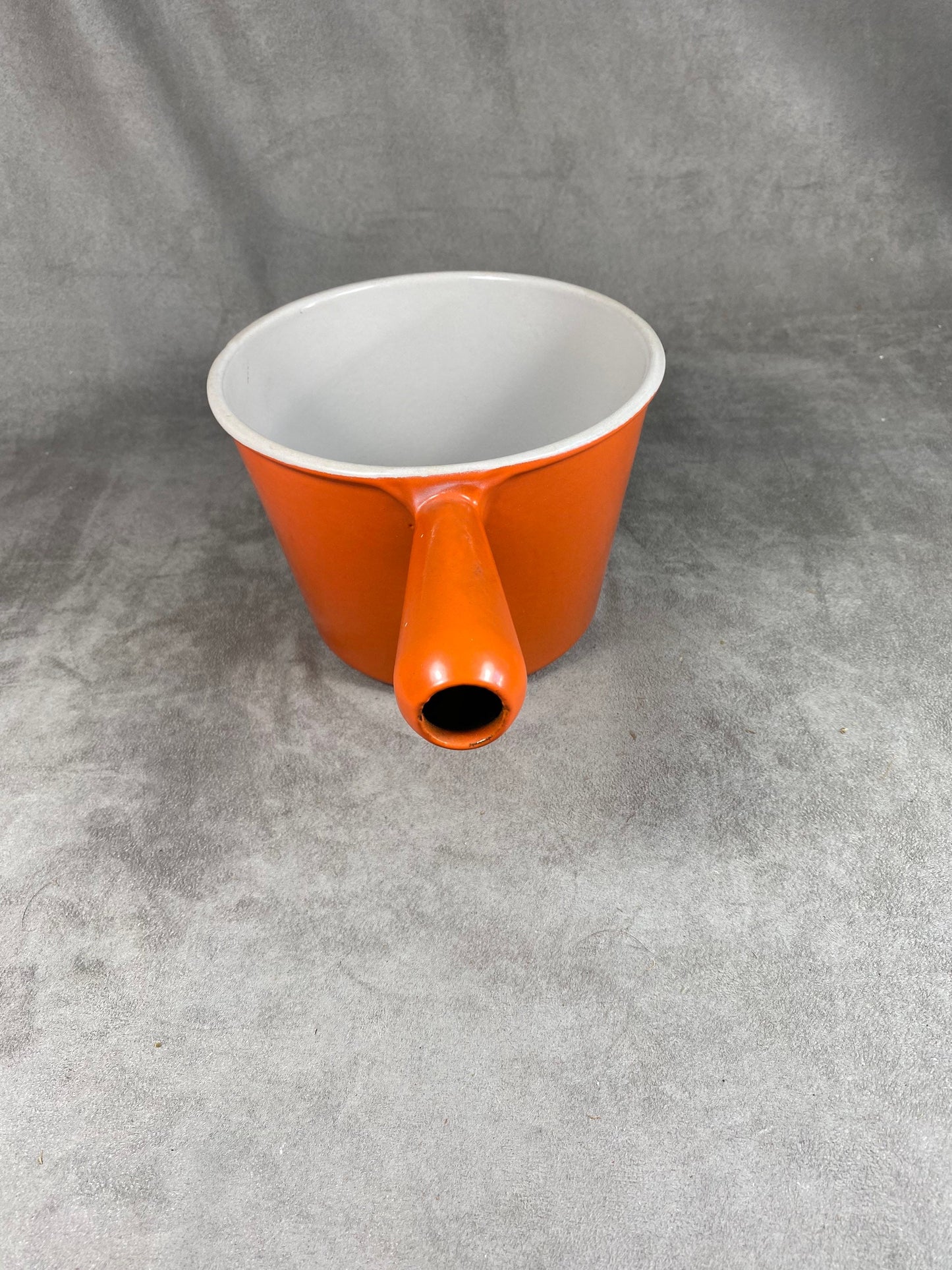 Le Creuset orange emaillierte Auflaufform aus Gusseisen mit Vintage-Griff, hergestellt in Frankreich