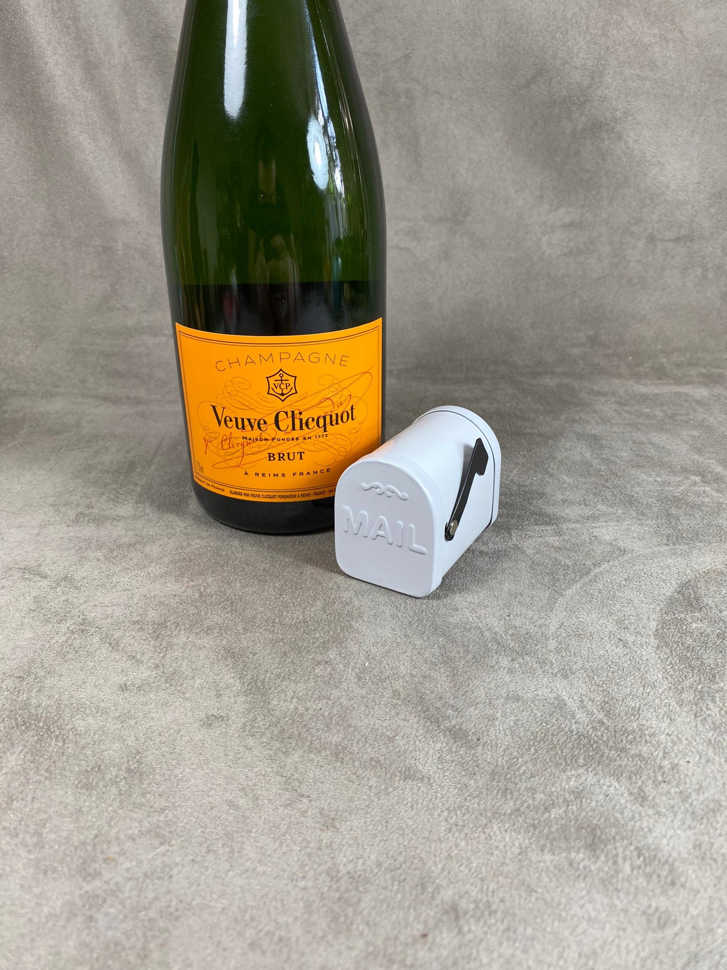 SEHR SELTEN Veuve Clicquot seltener Prototyp einer Metallbox in Form eines US-Briefkastens. Hergestellt in Frankreich