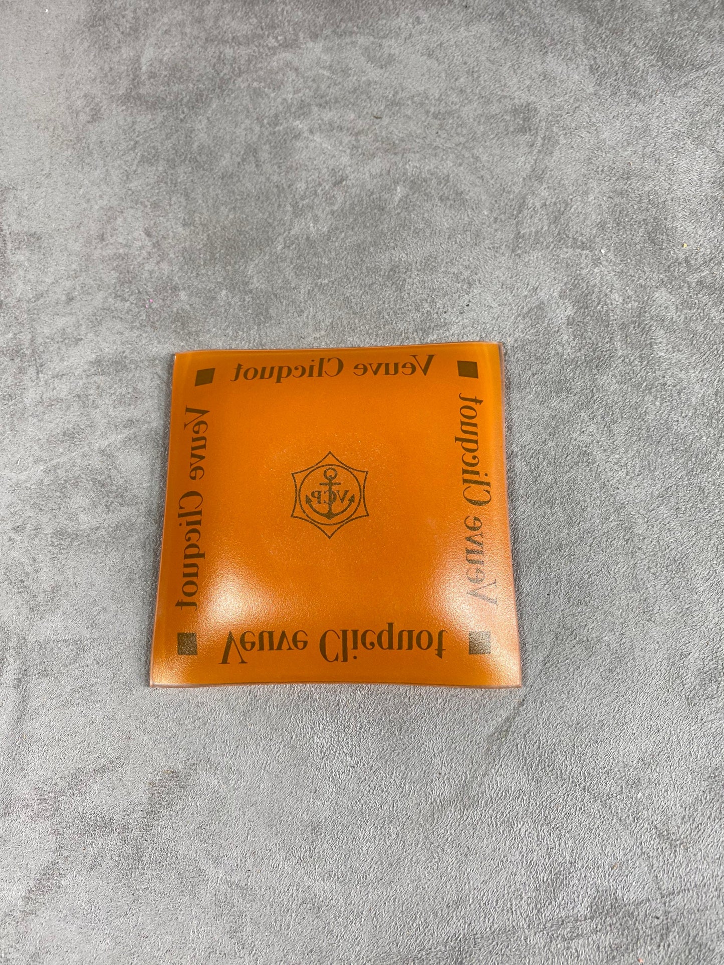 Vide-poche Veuve Clicquot coupelle en verre carrée Jaune Clicquot plat en verre design vintage | Made in France