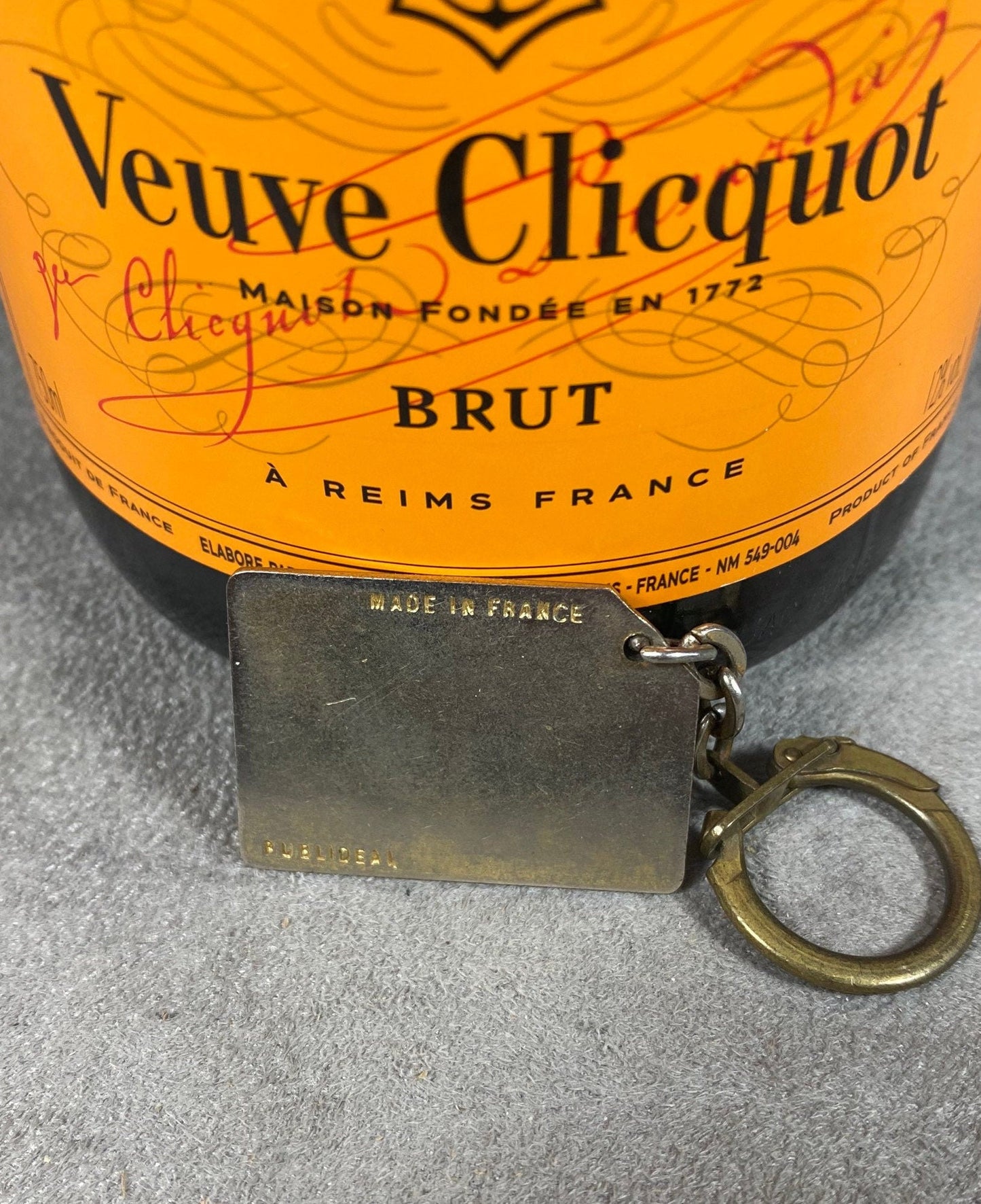 RARE Porte clés Veuve Clicquot en métal dorée patiné vintage Made in France Années 1980