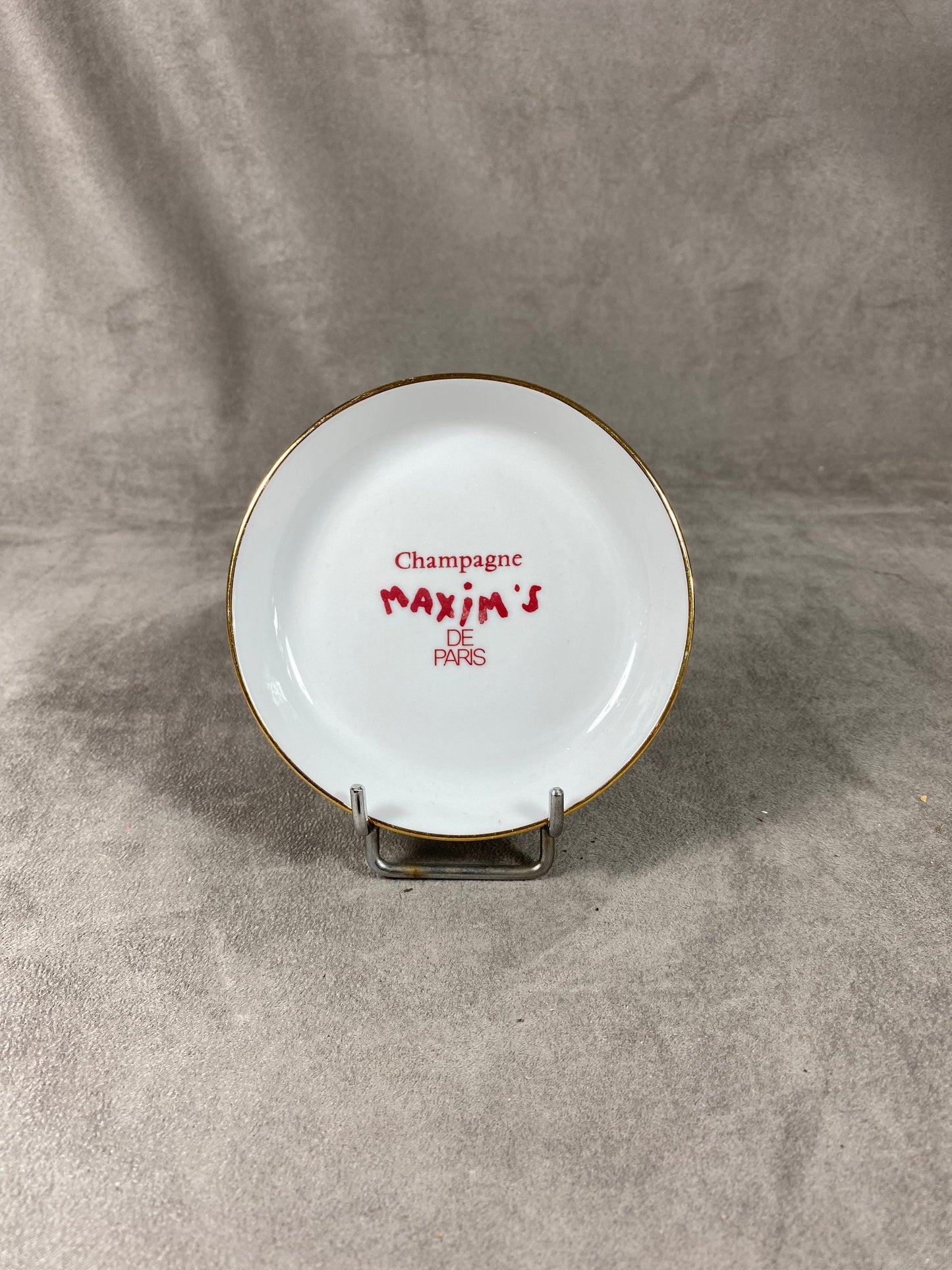 Cendrier Publicitaire Maxim's Paris en faience blanche Made in France Vintage 1970