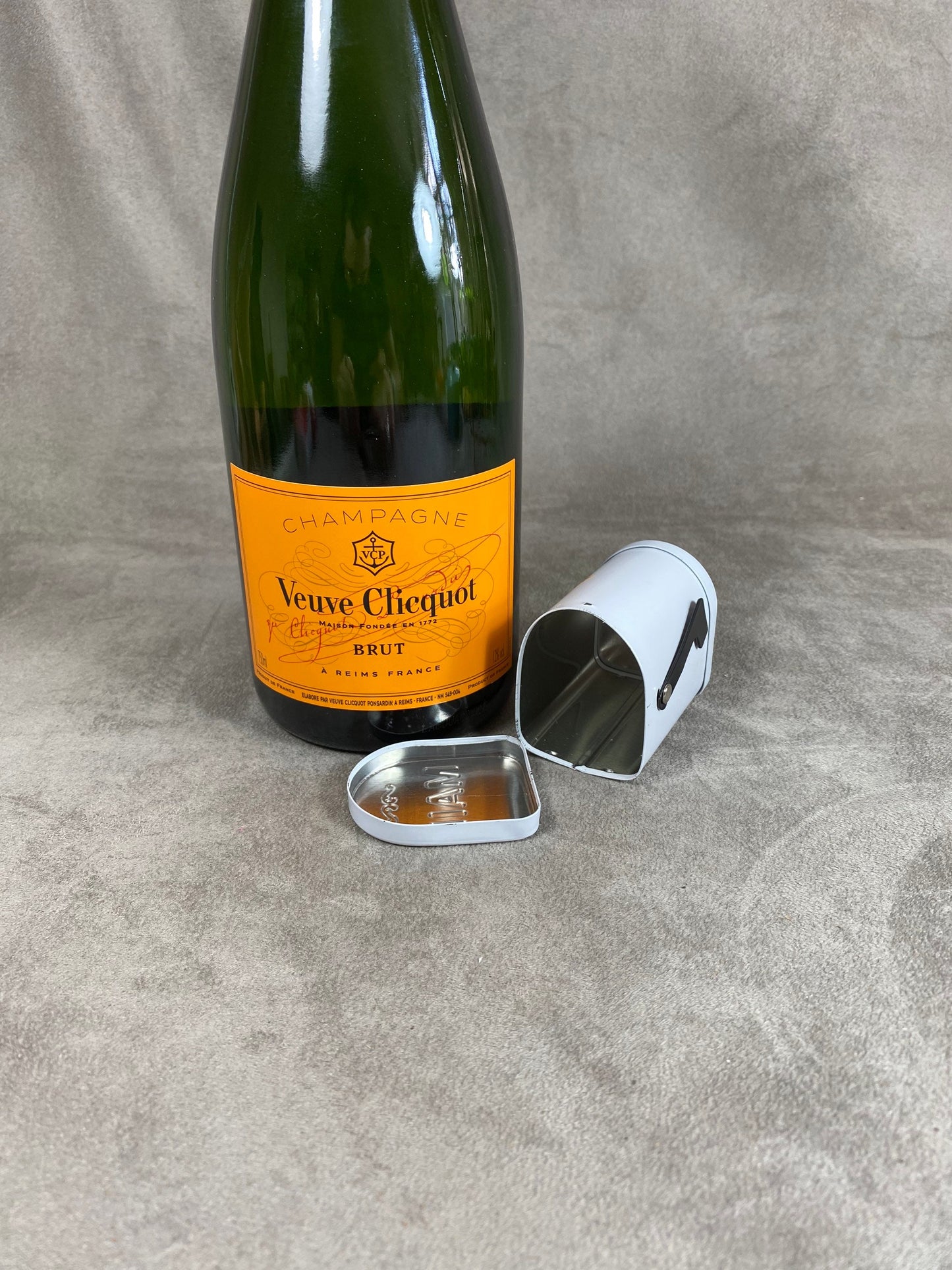 SEHR SELTEN Veuve Clicquot seltener Prototyp einer Metallbox in Form eines US-Briefkastens. Hergestellt in Frankreich