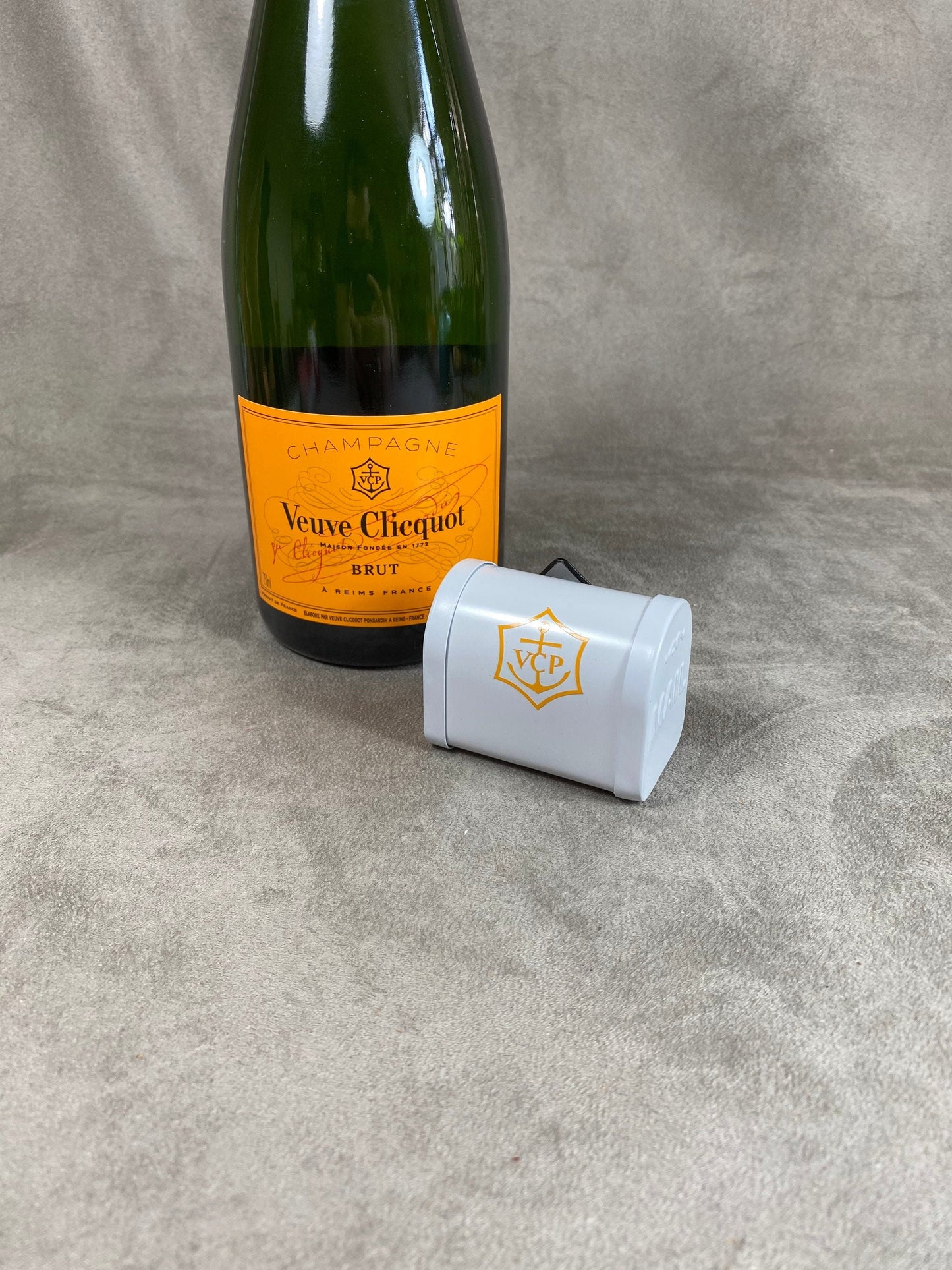 SEHR SELTEN Veuve Clicquot seltener Prototyp einer Metallbox in Form eines US-Briefkastens. Hergestellt in Frankreich