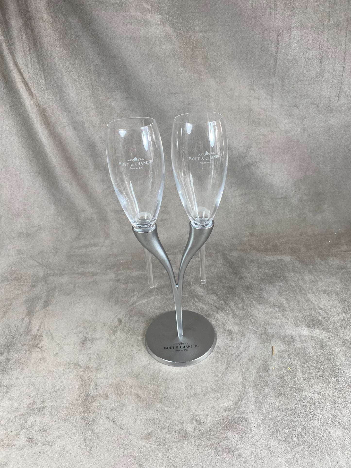 SELTENES Toi &amp; Moi von zwei Moet et Chandon Champagnergläsern aus Vintage-Glas und Metall. Hergestellt in Frankreich von Philippe Di Méo Reso Design