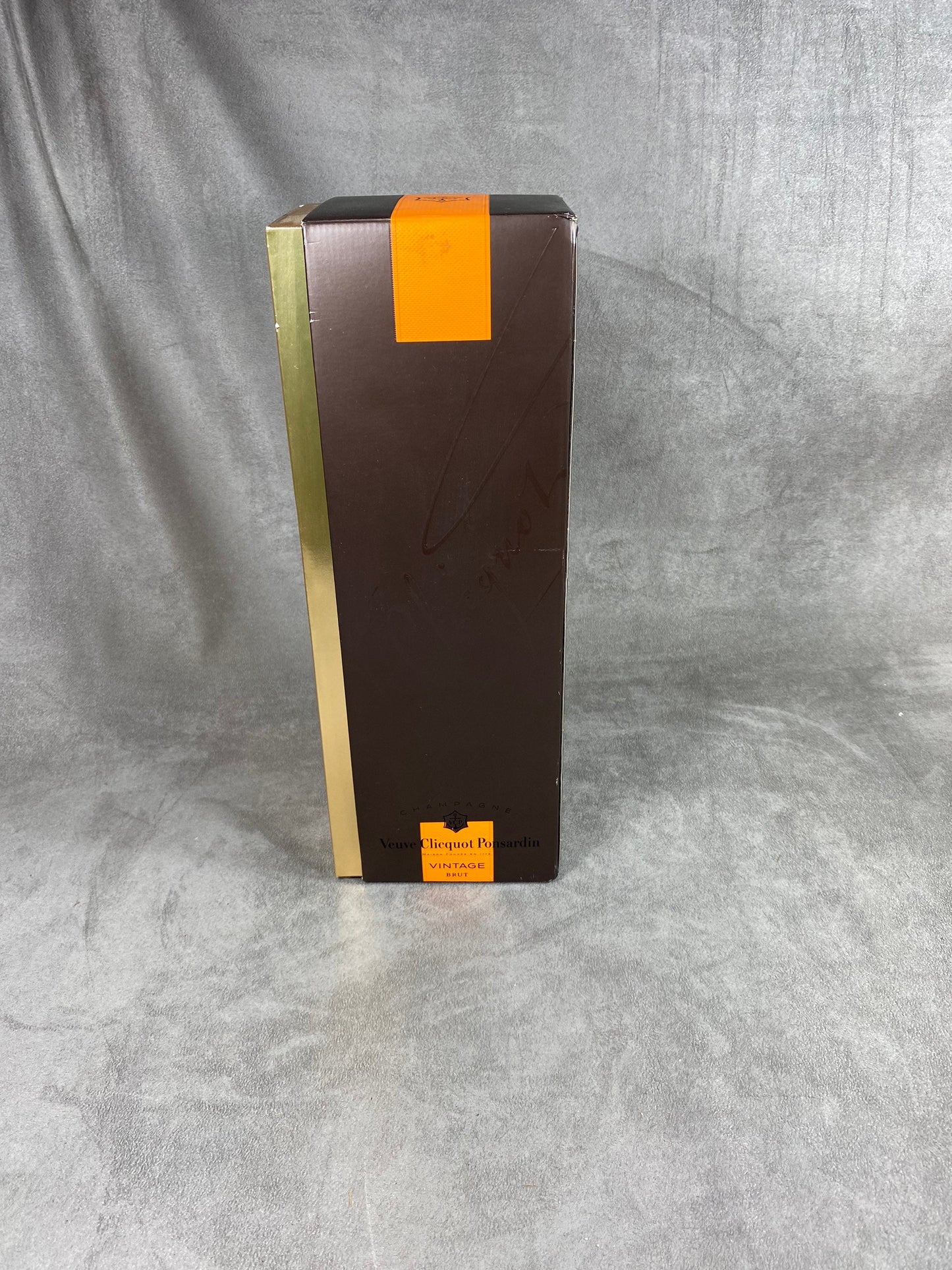 Veuve Clicquot  Etui de bouteille de champagne en carton Veuve Clicquot vintage 2004  Veuve Clicquot Ponsardin