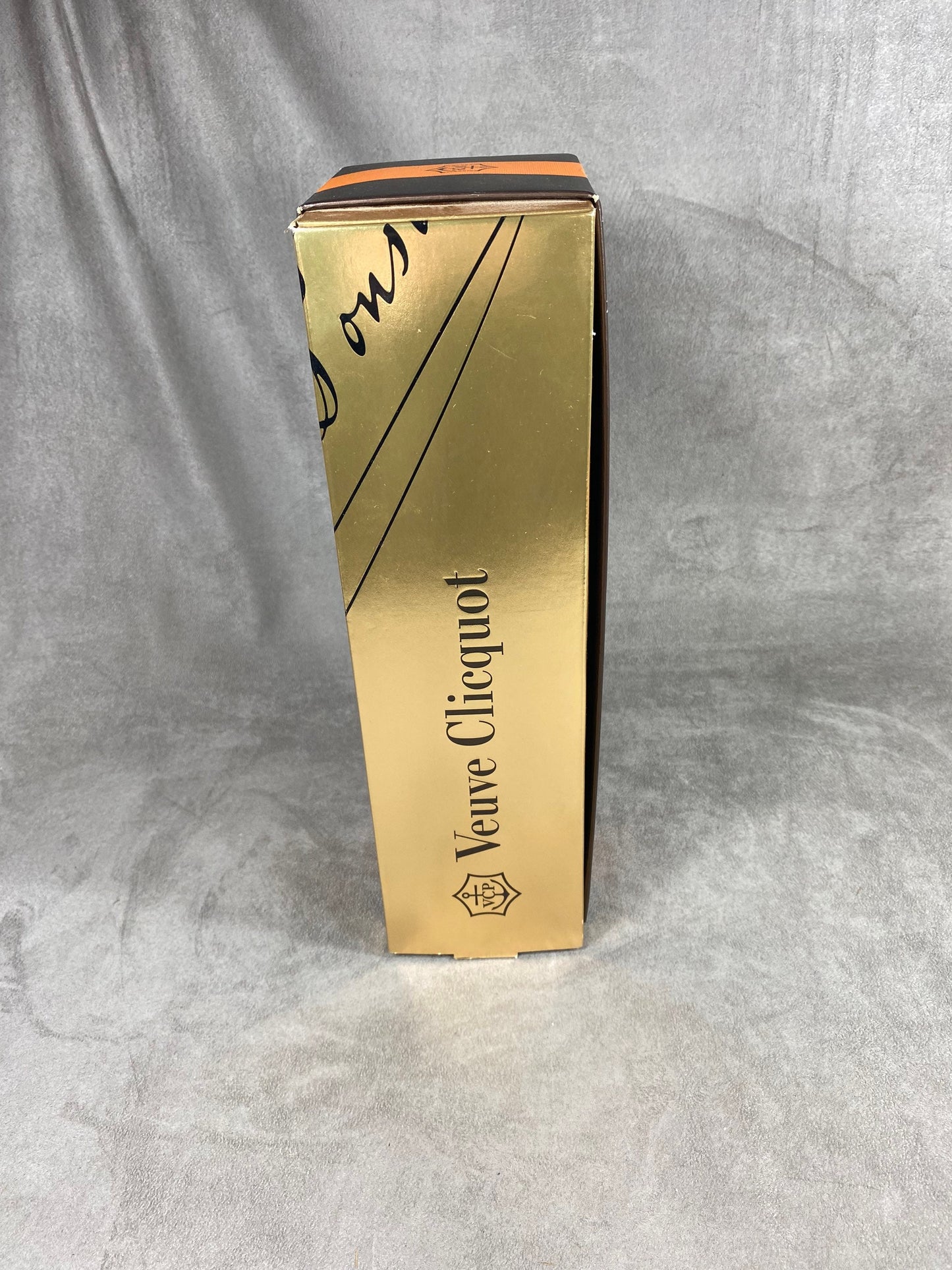 Veuve Clicquot  Etui de bouteille de champagne en carton Veuve Clicquot vintage 2004  Veuve Clicquot Ponsardin