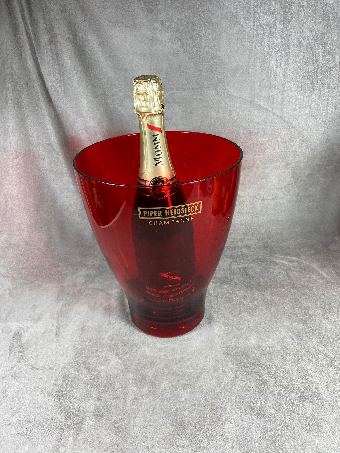 Seau à champagne en en plastique rouge transparent vintage Piper-Heidsieck  Années 1980
