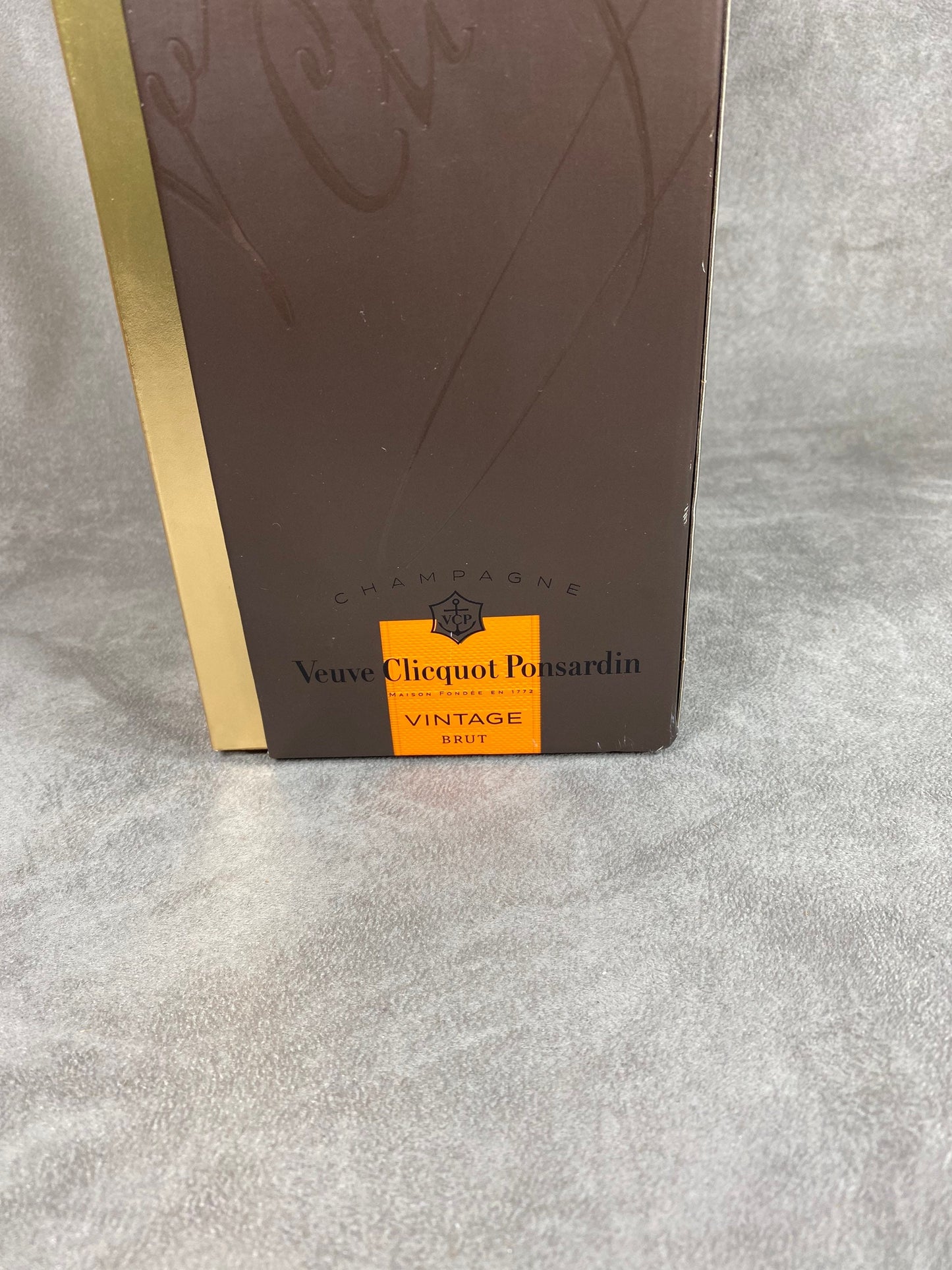 Veuve Clicquot  Etui de bouteille de champagne en carton Veuve Clicquot vintage 2004  Veuve Clicquot Ponsardin