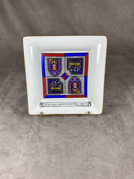 Magnificent porcelain ashtray decorated with stained glass windows from the cathedrals of Chartres and Bourges, vintage Made in France