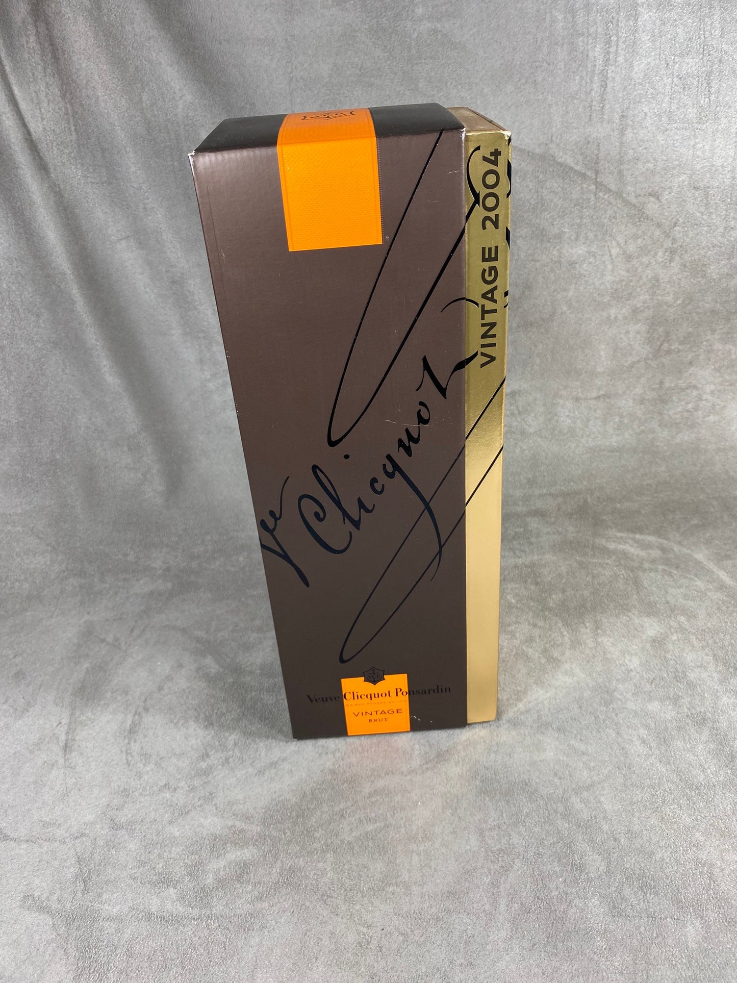 Veuve Clicquot  Etui de bouteille de champagne en carton Veuve Clicquot vintage 2004  Veuve Clicquot Ponsardin