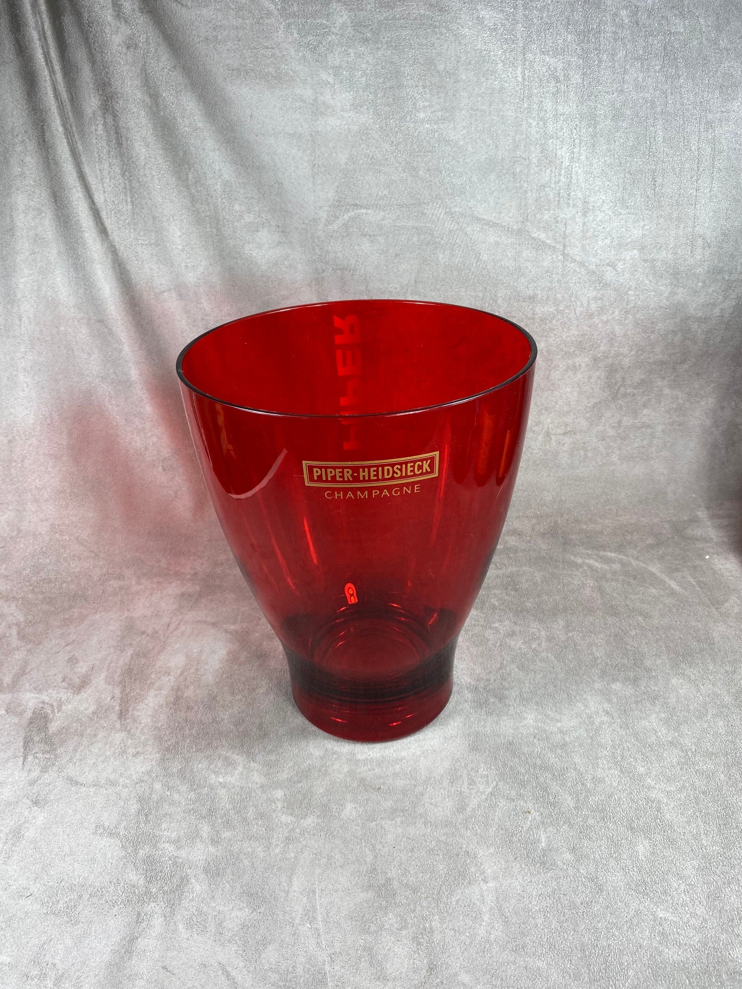 Seau à champagne en en plastique rouge transparent vintage Piper-Heidsieck  Années 1980