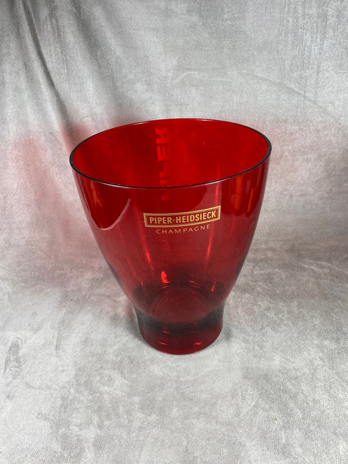 Seau à champagne en en plastique rouge transparent vintage Piper-Heidsieck  Années 1980