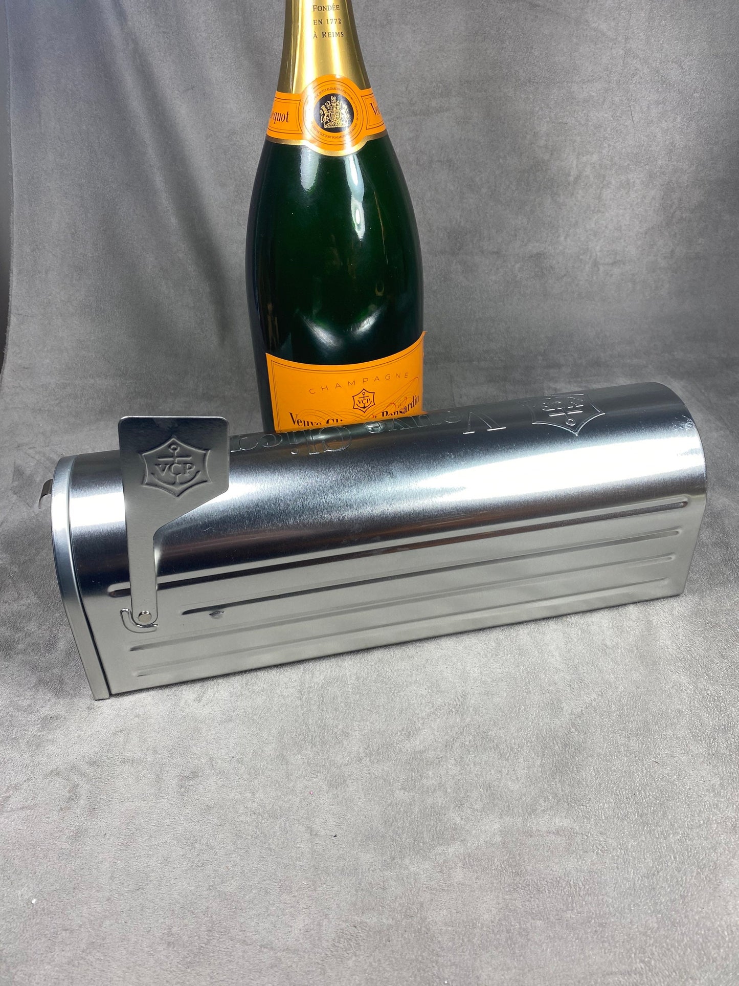 RARE Veuve Clicquot boite métal en forme de boite lettre US pour bouteille de champagne Veuve Clicquot Made in France