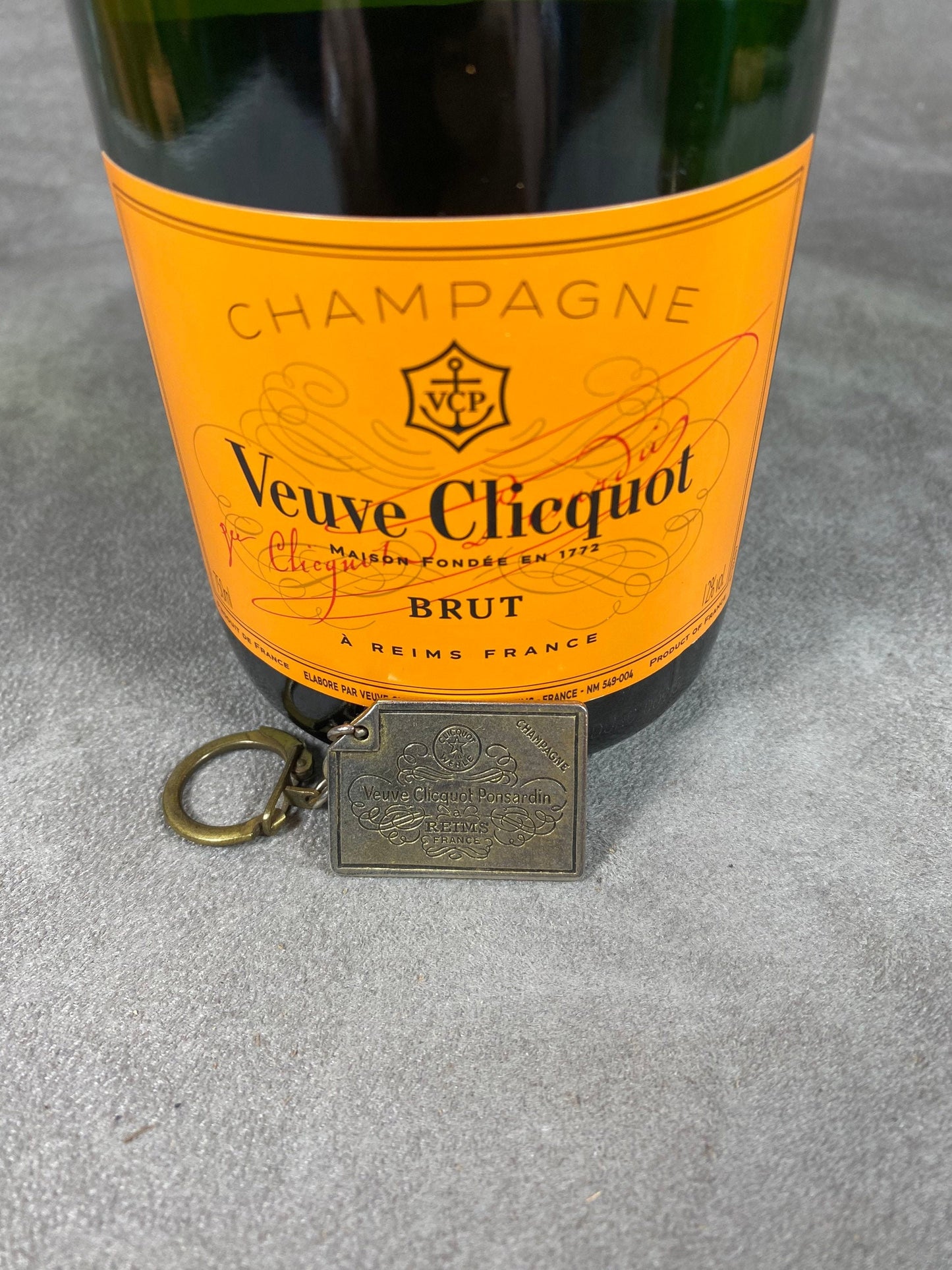 RARE Porte clés Veuve Clicquot en métal dorée patiné vintage Made in France Années 1980