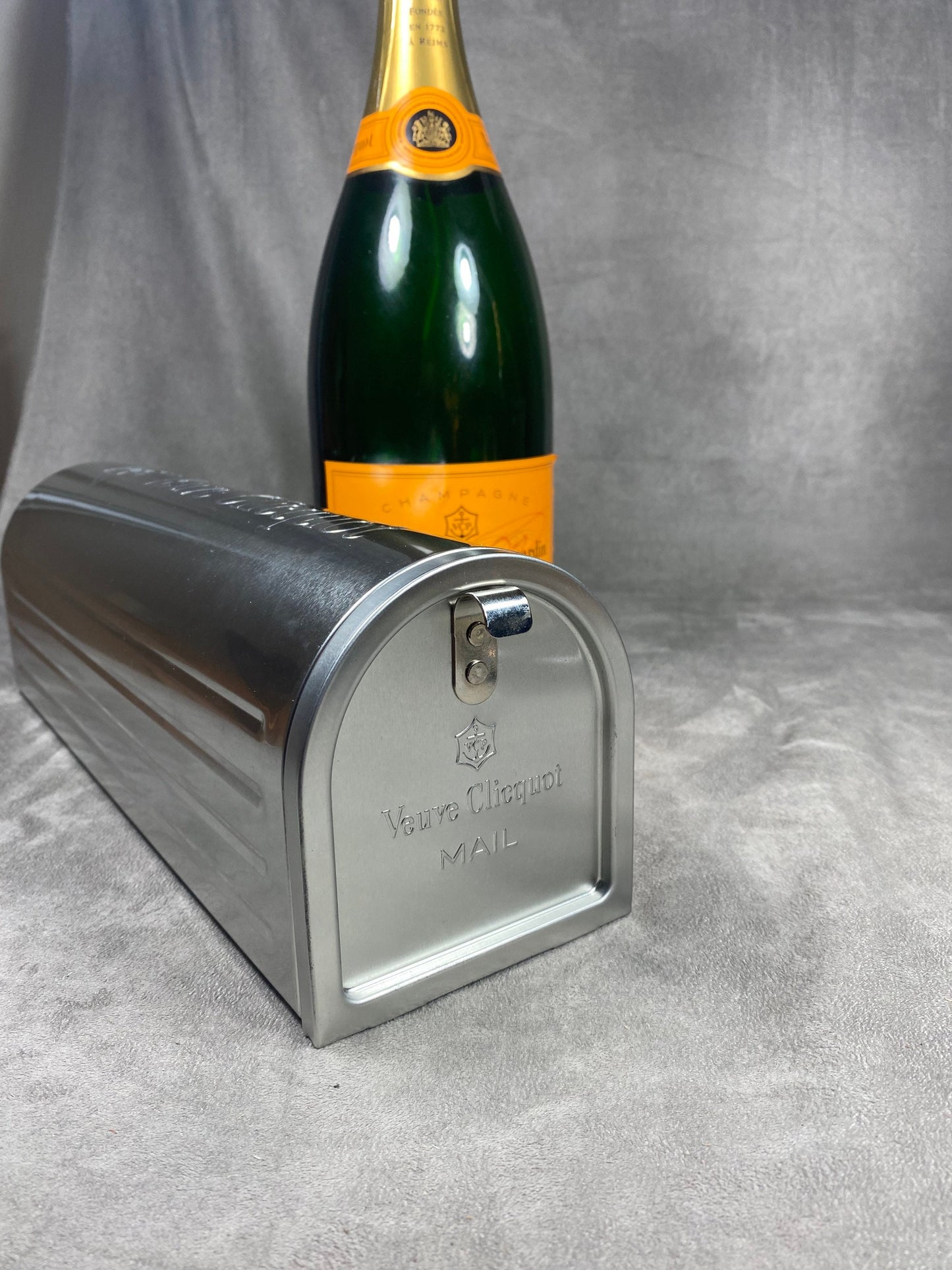 RARE Veuve Clicquot boite métal en forme de boite lettre US pour bouteille de champagne Veuve Clicquot Made in France