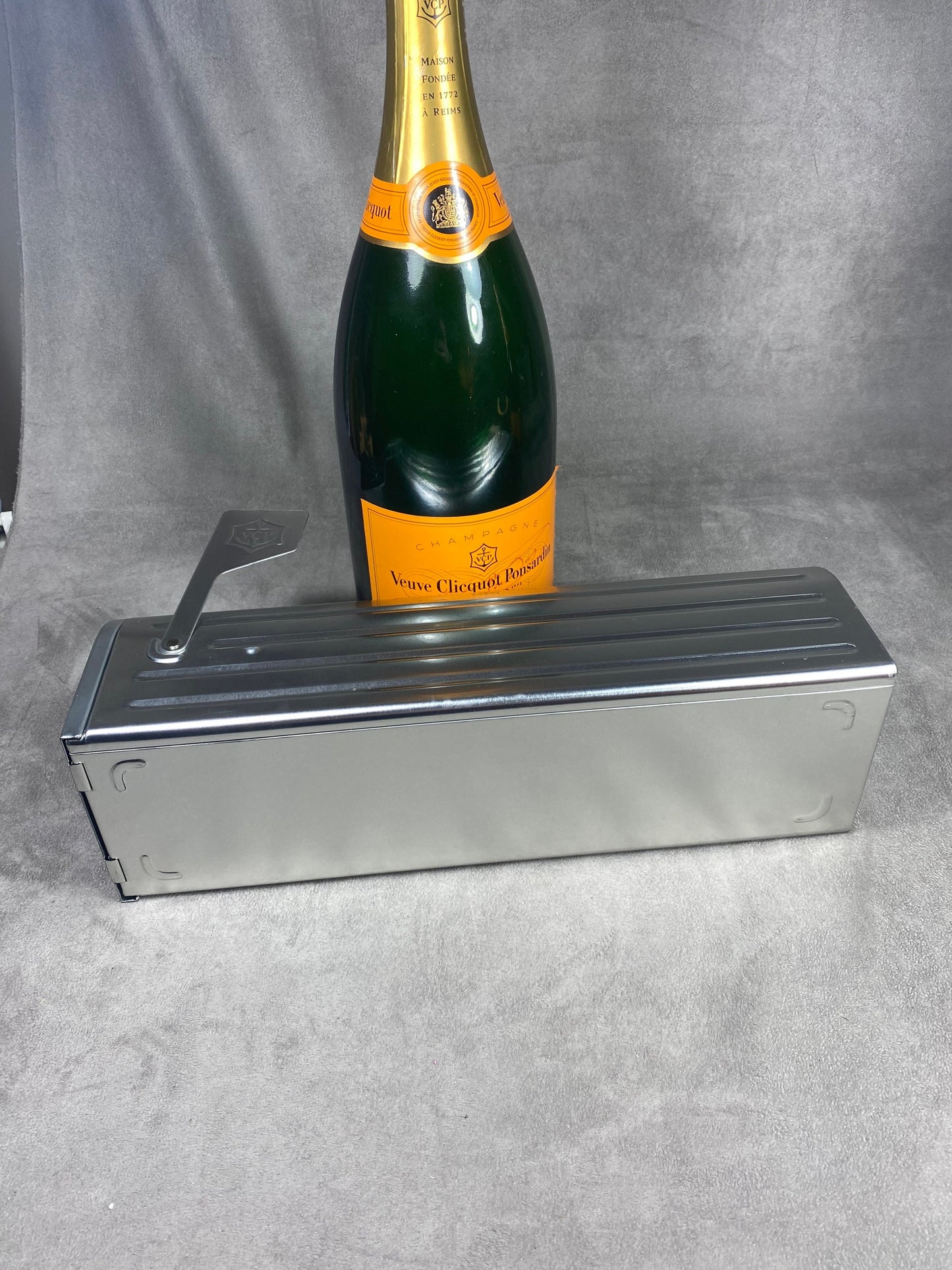 RARE Veuve Clicquot boite métal en forme de boite lettre US pour bouteille de champagne Veuve Clicquot Made in France