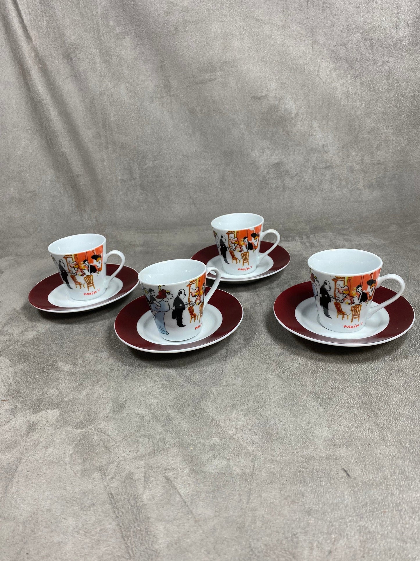 Service à café en porcelaine décoré par Toulouse-Lautrec Maxim's de Paris Made in France  Années 1970