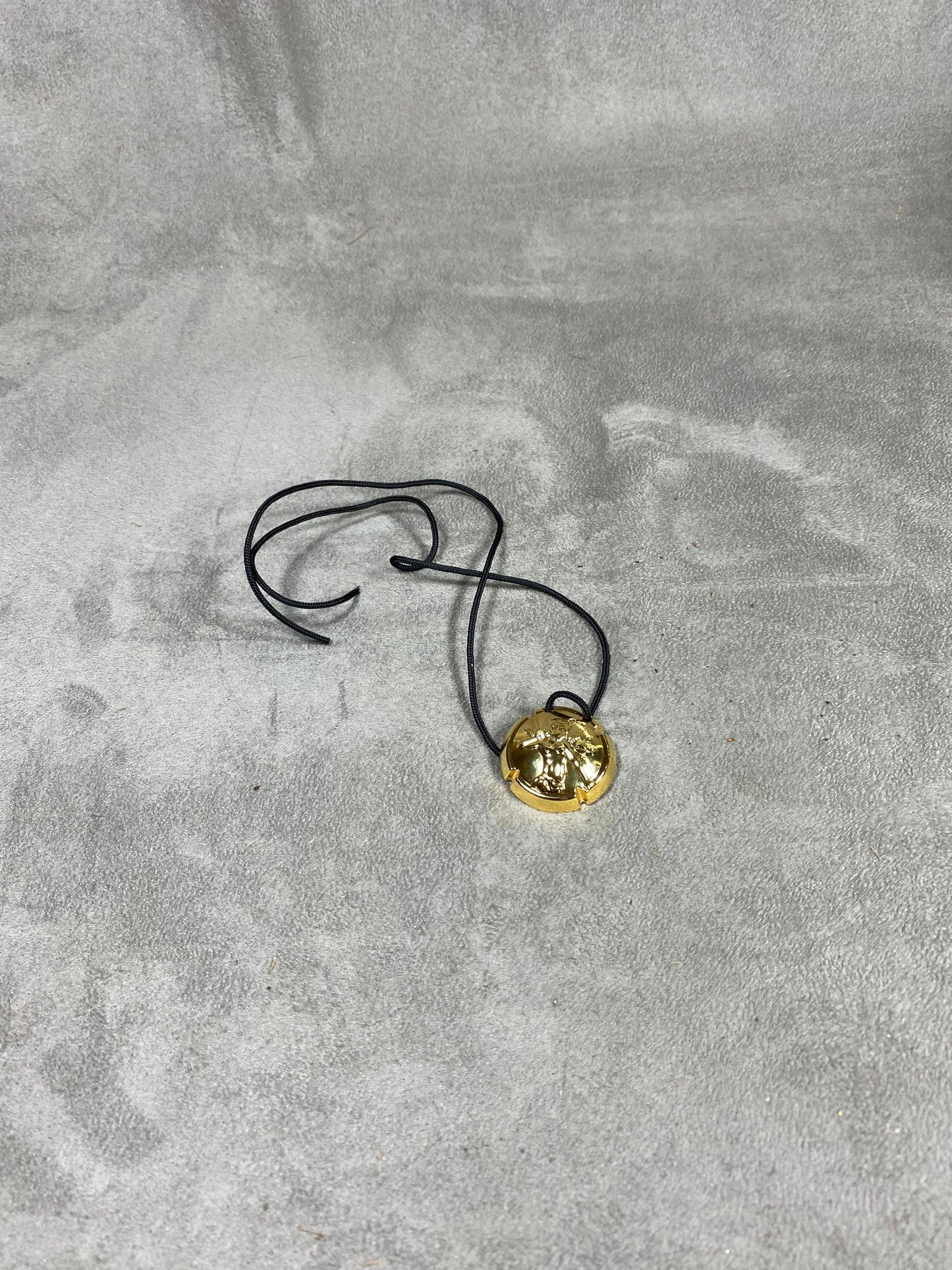 Capsule plaqué or Amour de Deutz 2006 avec cristal monté en collier avec cordon en coton Champagne Deutz