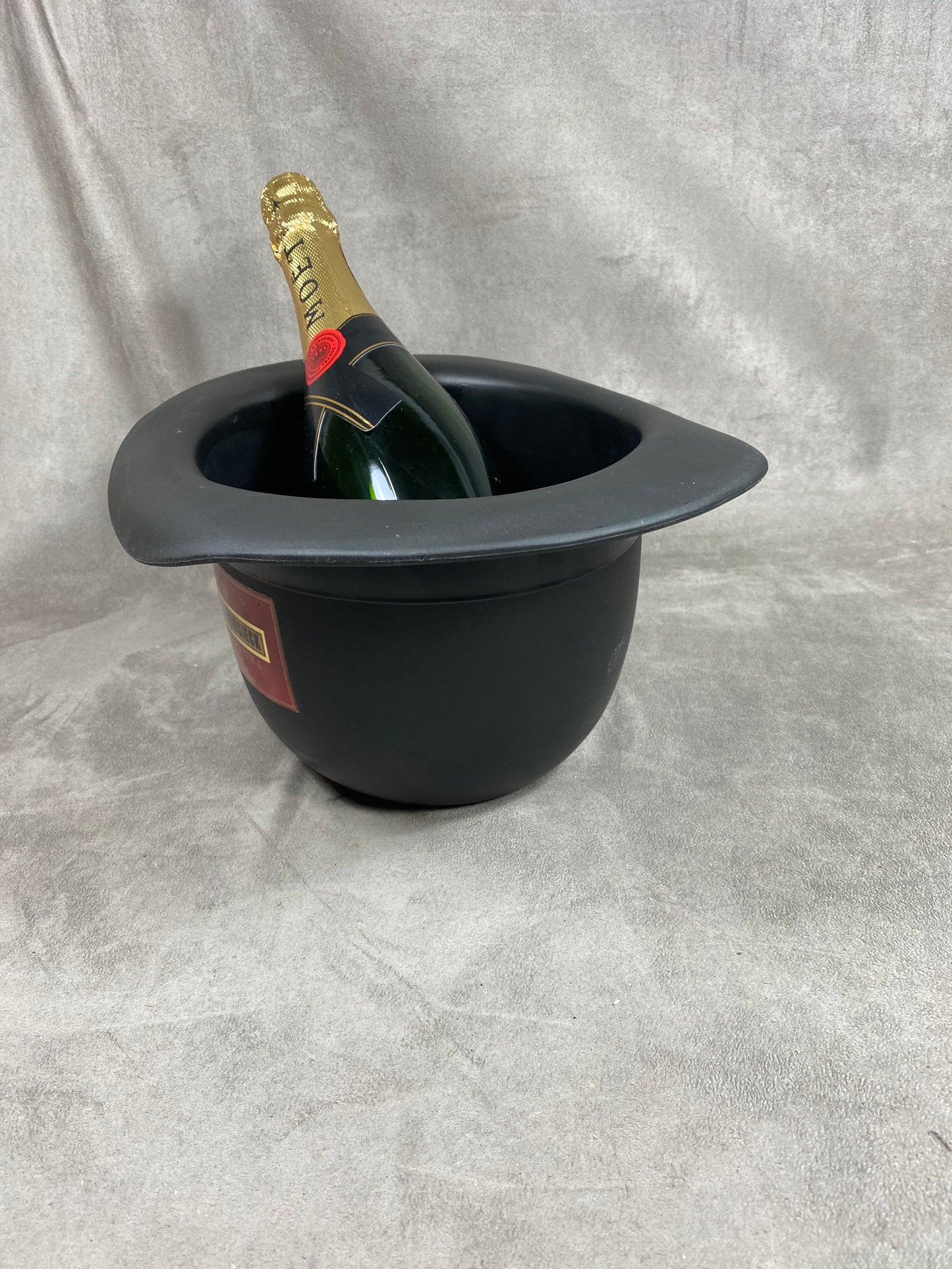 RARE Seau à Champagne Piper-Heidsieck en plastique rouge et noir en forme de chapeau collection The avengers Chapeau melon et bottes de cuir