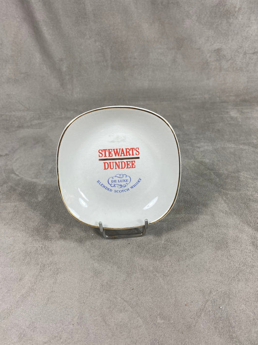 Cendrier blanc vintage Stewarts Dundee de luxe blended scotch Whisky par Britannia Designs Made in England