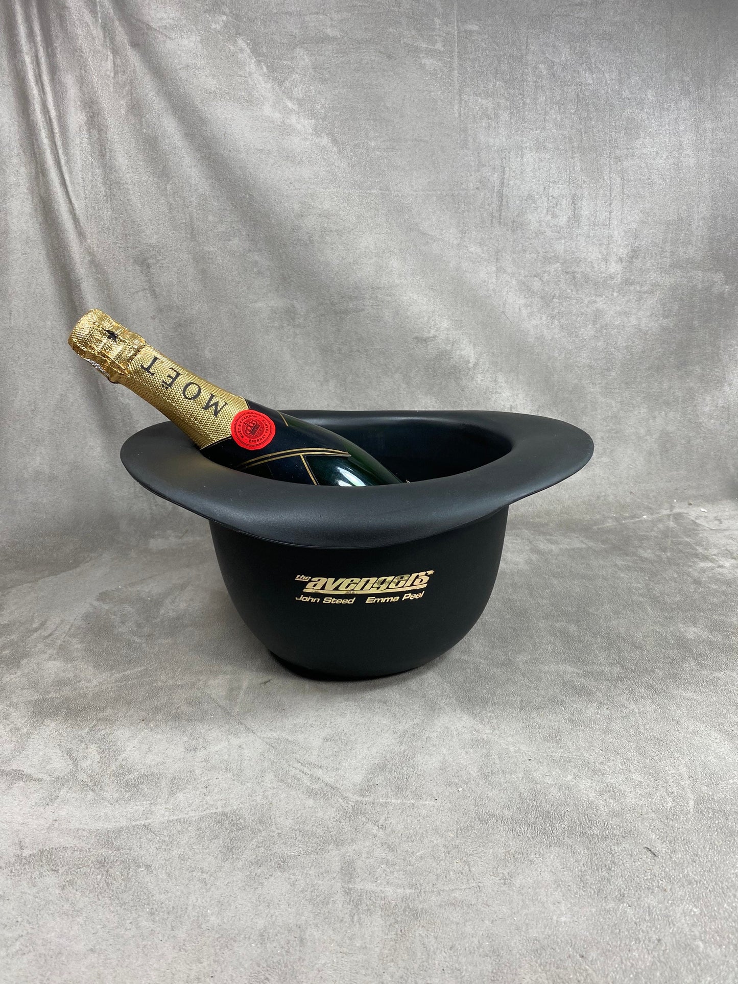 RARE Seau à Champagne Piper-Heidsieck en plastique rouge et noir en forme de chapeau collection The avengers Chapeau melon et bottes de cuir