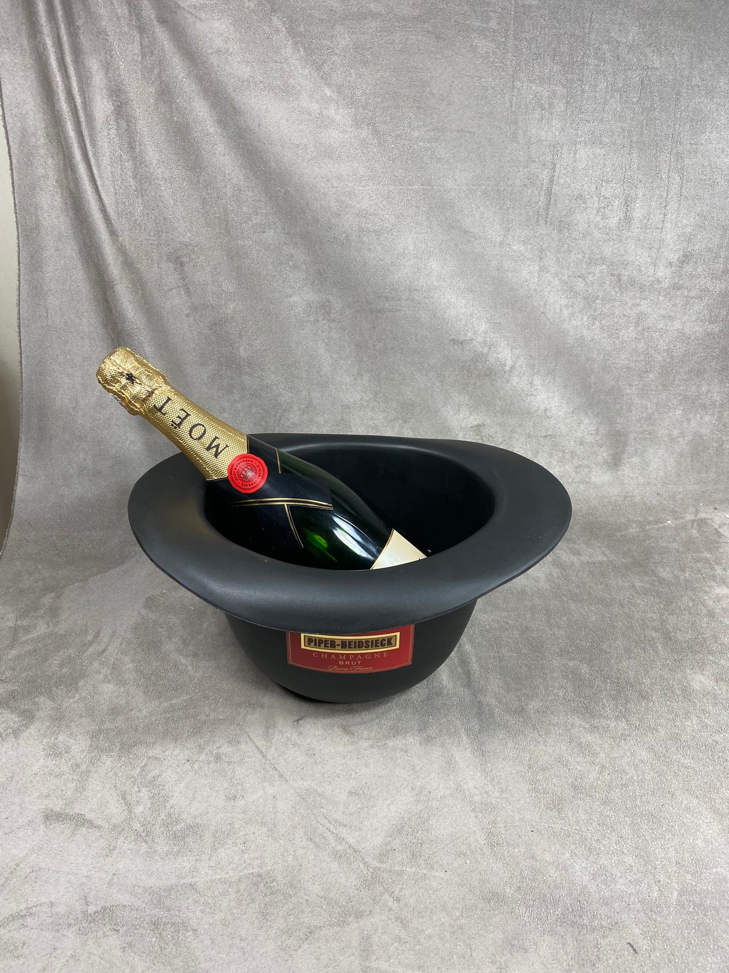 SELTENER rot-schwarzer Champagnerkühler aus Kunststoff in Hutform von Piper-Heidsieck aus der Avengers-Kollektion, Bowlerhut und Lederstiefel