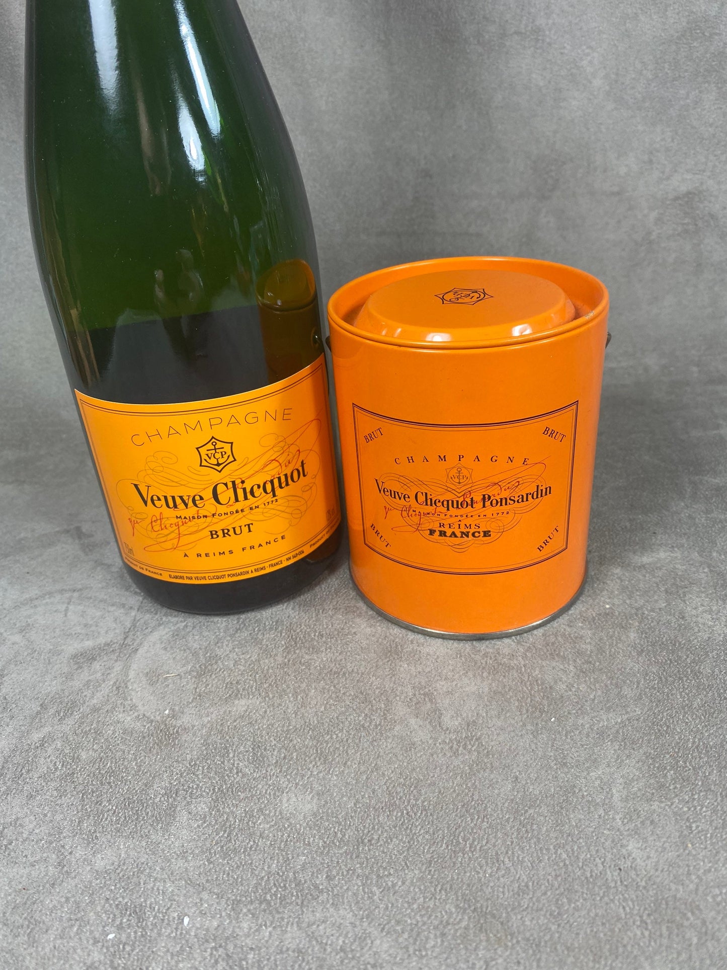 Boîte Veuve Clicquot en metal vintage Années 1990