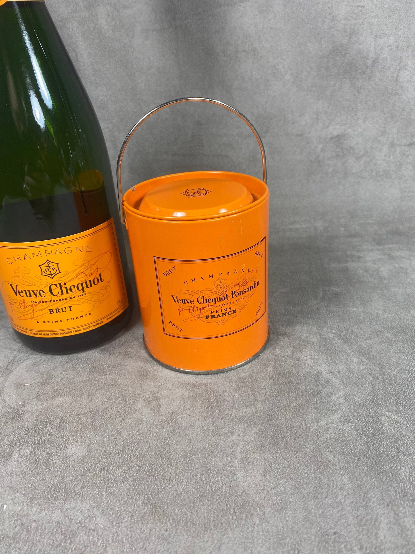 Boîte Veuve Clicquot en metal vintage Années 1990