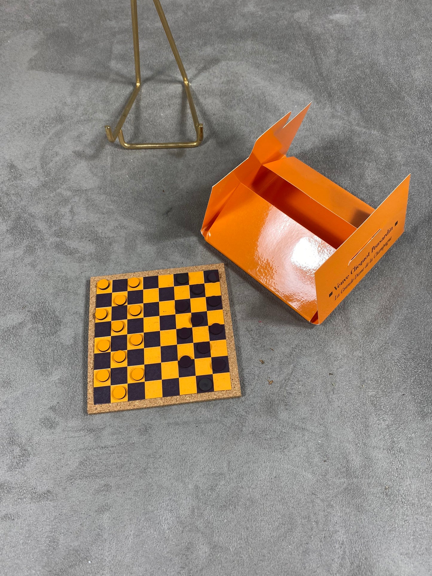 SEHR SELTENES Veuve Clicquot Vintage Reise-Damespiel aus Holz und Kunststoff. Hergestellt in Frankreich, 1970er Jahre