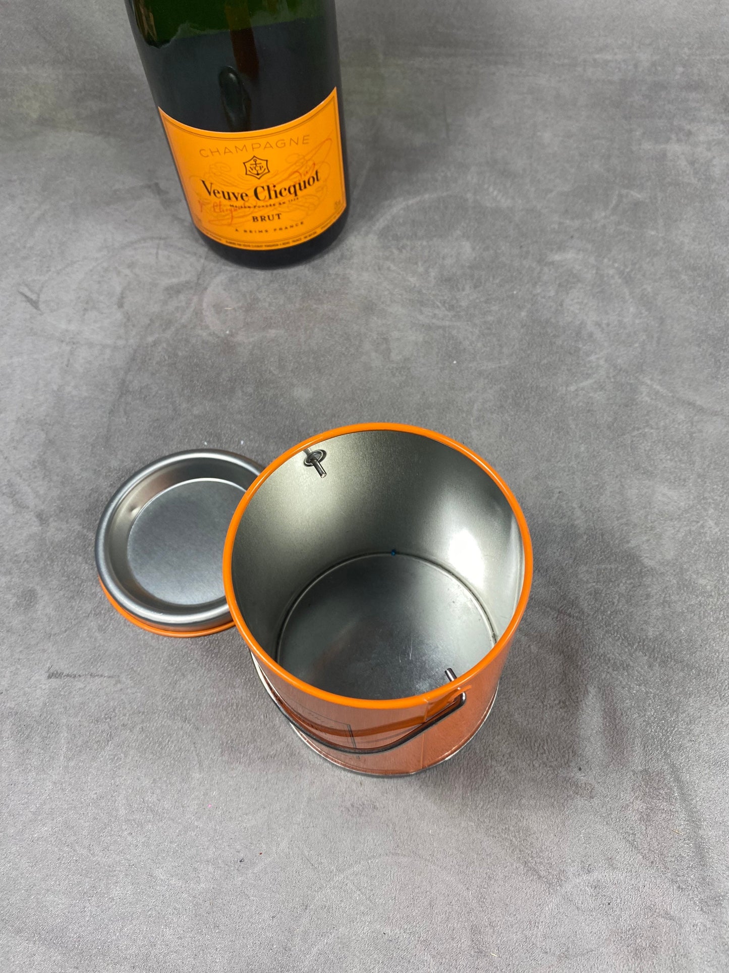 Boîte Veuve Clicquot en metal vintage Années 1990