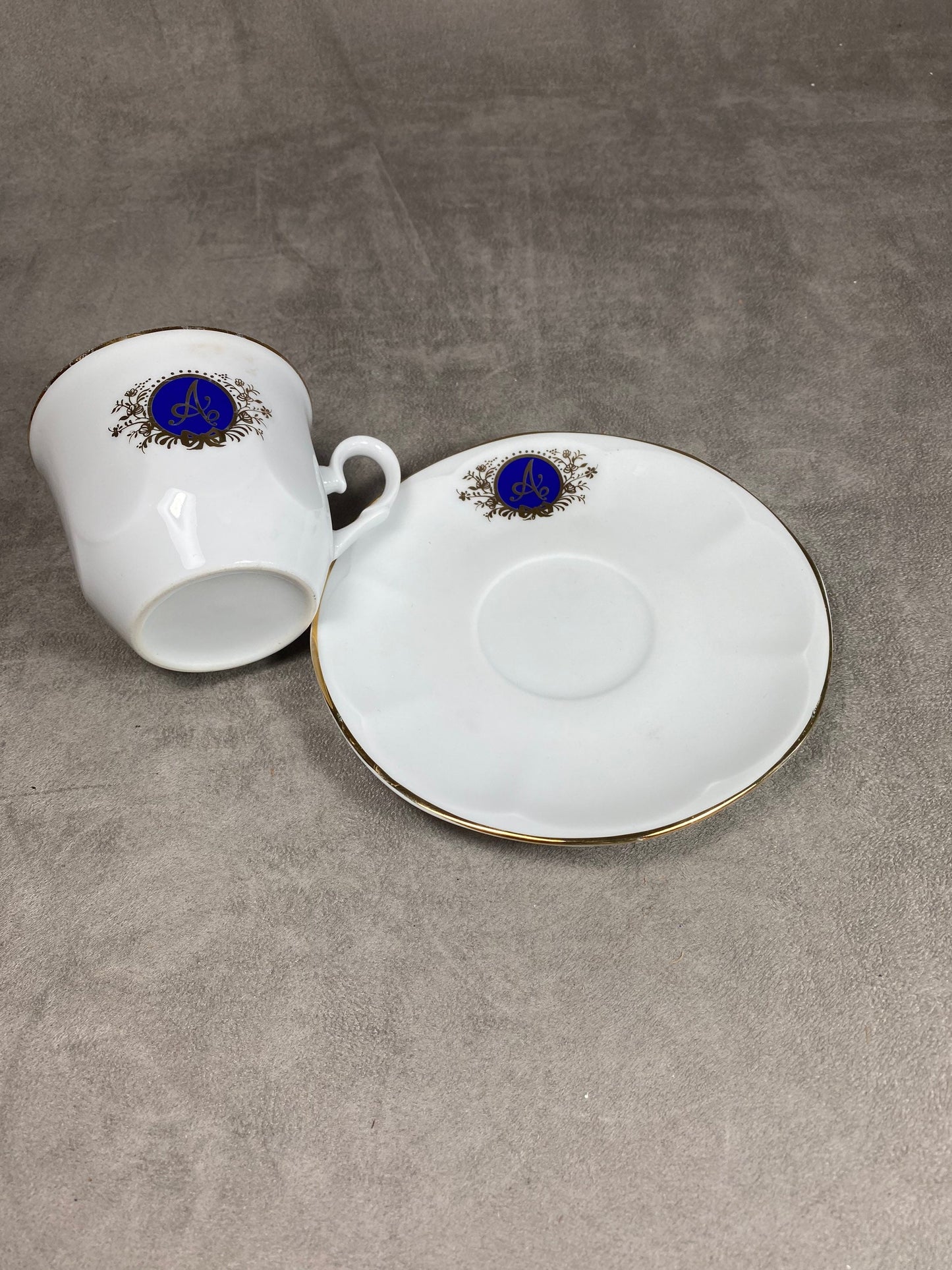 Jolie petite tasse à café en céramique marqué d'un A  vintage Made in France