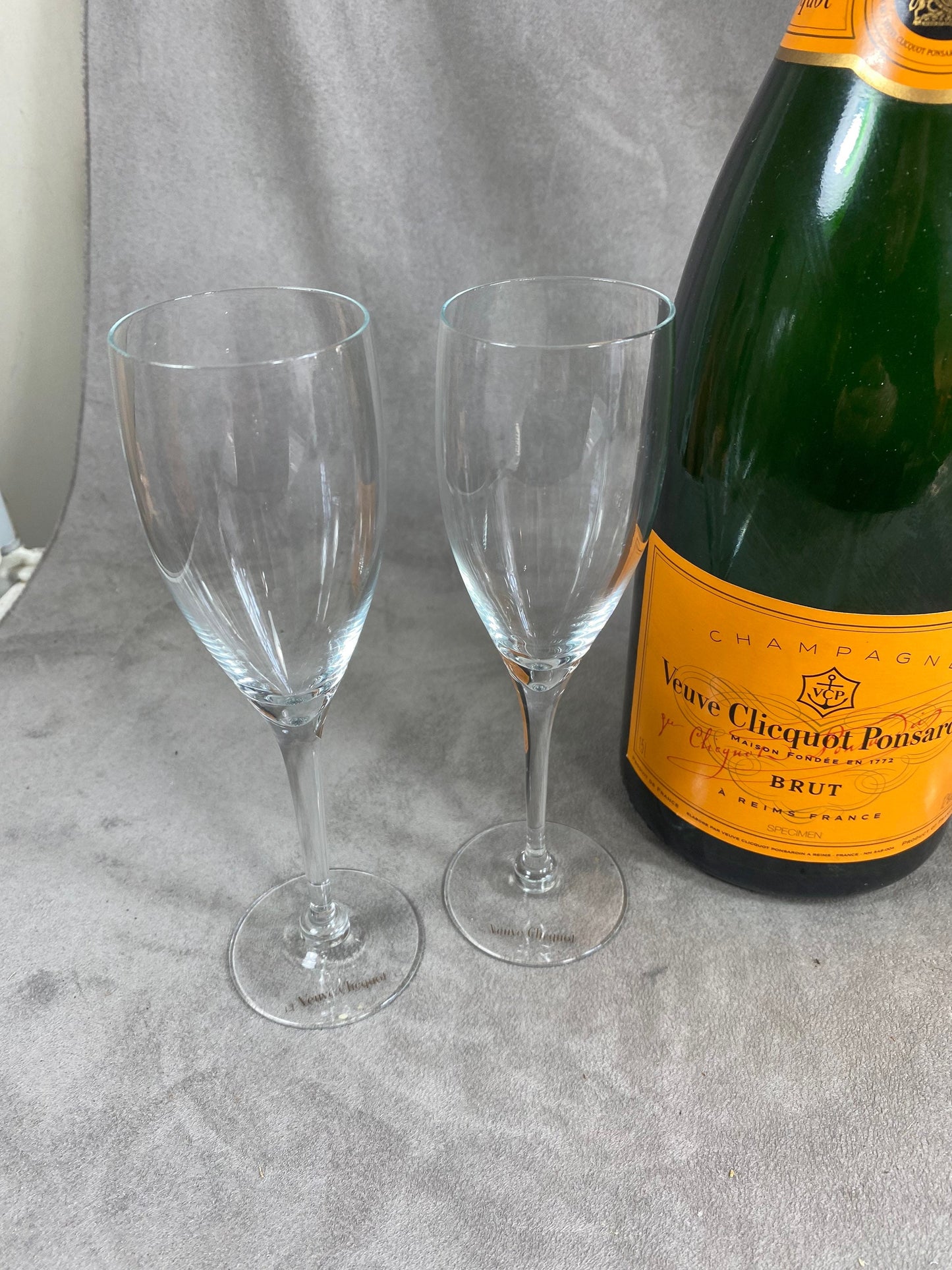 5 Veuve Clicquot Flöten. Das authentische Vintage-mundgeblasene Glas, hergestellt in Frankreich in den 1950er Jahren