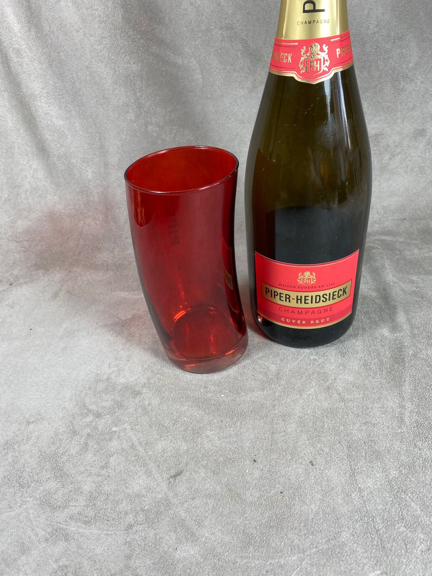 Vase ou verre Piper-Heidsieck en verre rouge transparent vintage Années 1980