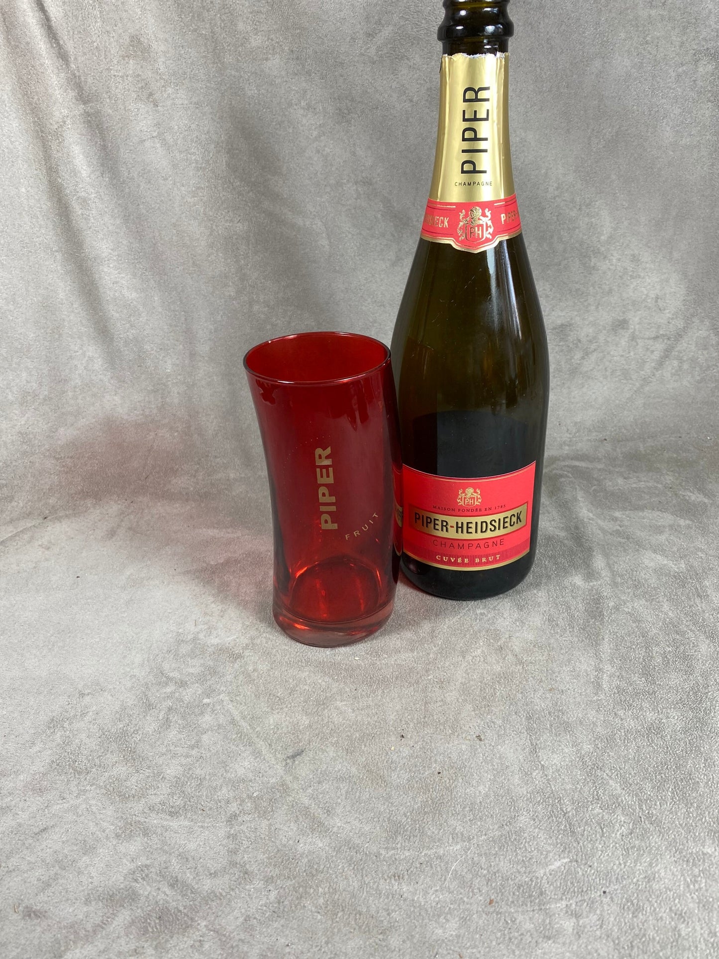 Vase ou verre Piper-Heidsieck en verre rouge transparent vintage Années 1980