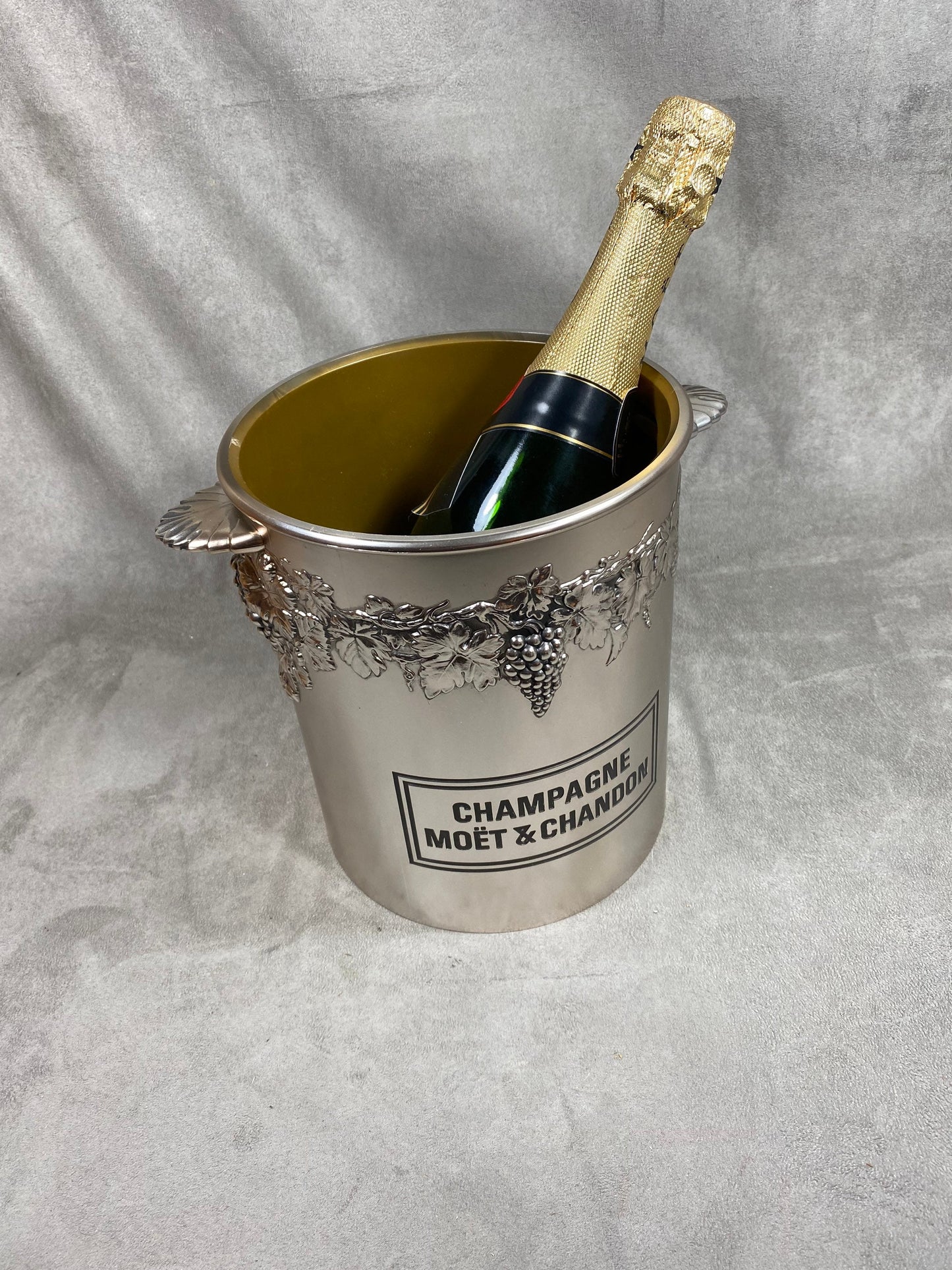 Seau à champagne en plastique argenté   Möet & Chandon vintage 1980 Made in France