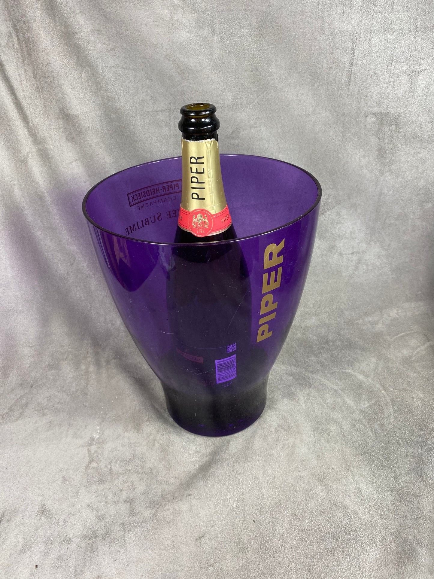 Seau à champagne en en plastique violet transparent vintage Piper-Heidsieck  Années 1980