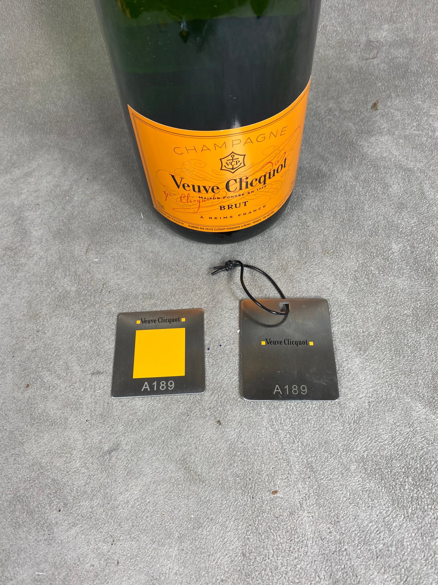 RARE Magnet en acier numero de table pour invité soirée spéciale Veuve clicquot Ponsardin vintage 1990