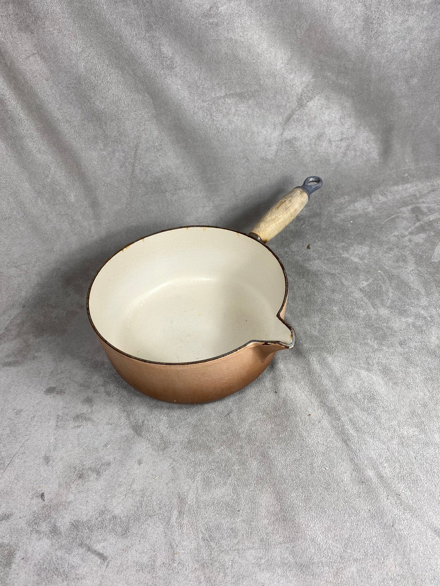 Vintage Le Creuset braun emaillierter Gusseisentopf mit Ausgießer und Holzgriff Vintage hergestellt in Frankreich 1970