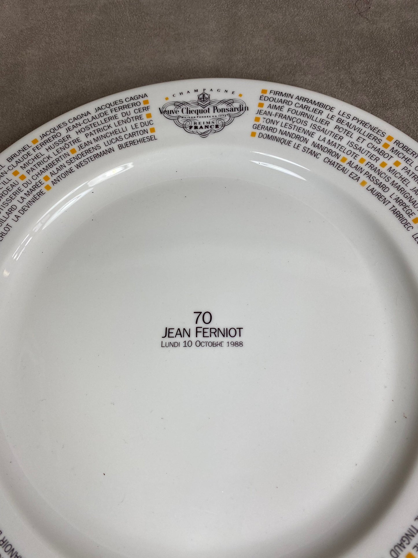 VERY RARE Assiette plat de céremonie Veuve Clicquot Ponsardin pour Jean Ferniot vintage en porcelaine par Laure Japy Champagne Reims France