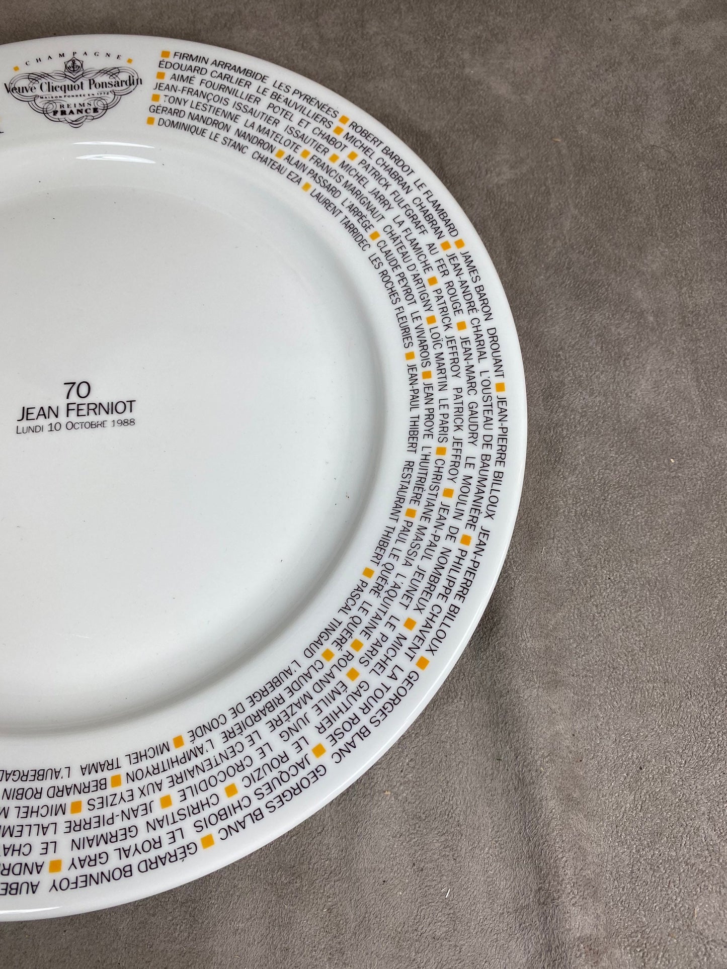 VERY RARE Assiette plat de céremonie Veuve Clicquot Ponsardin pour Jean Ferniot vintage en porcelaine par Laure Japy Champagne Reims France