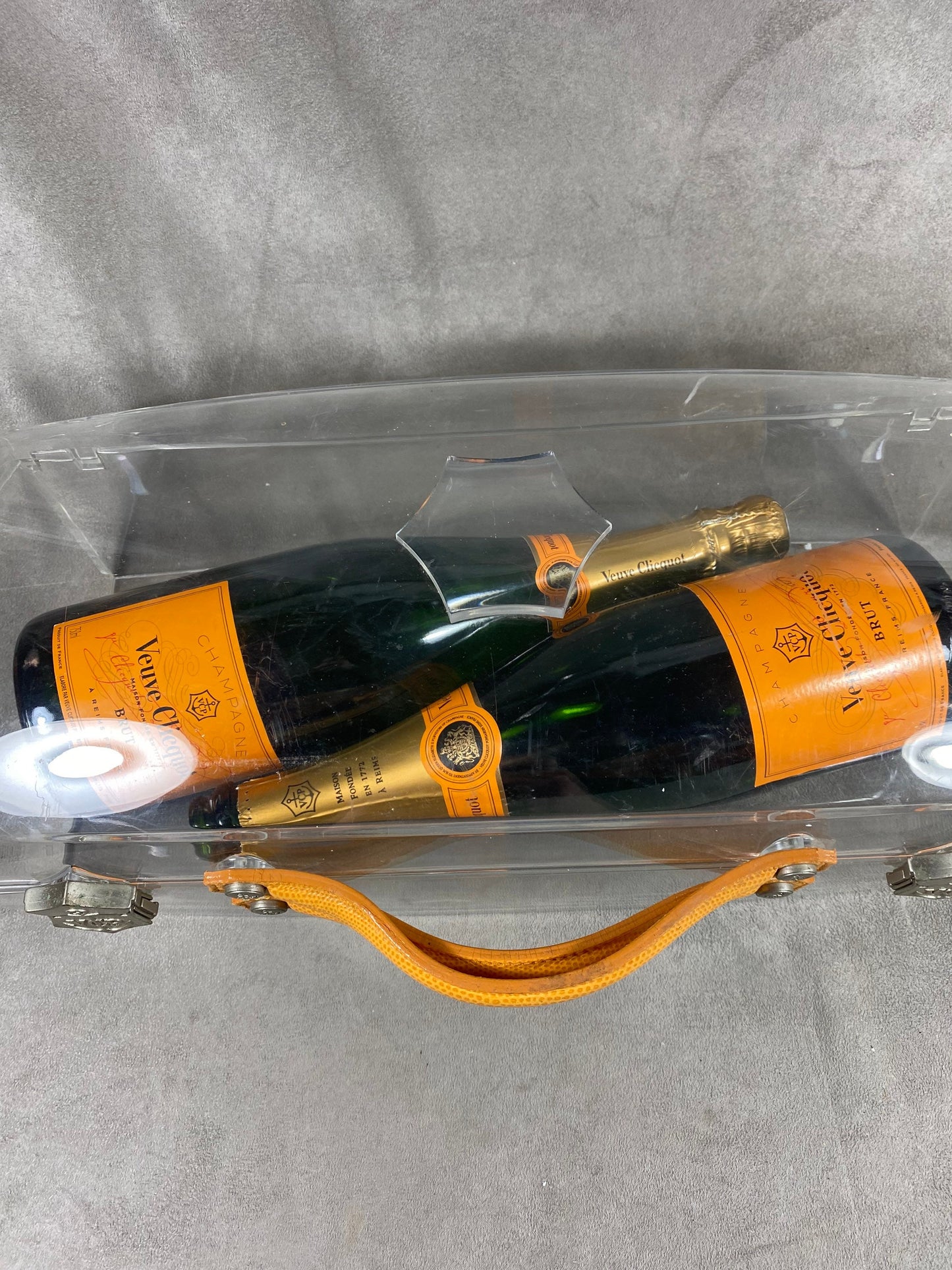 SEHR SELTENE Veuve Clicquot La Grande Dame große Plexiglas-Flaschenbox mit Griffen 1990er Jahre