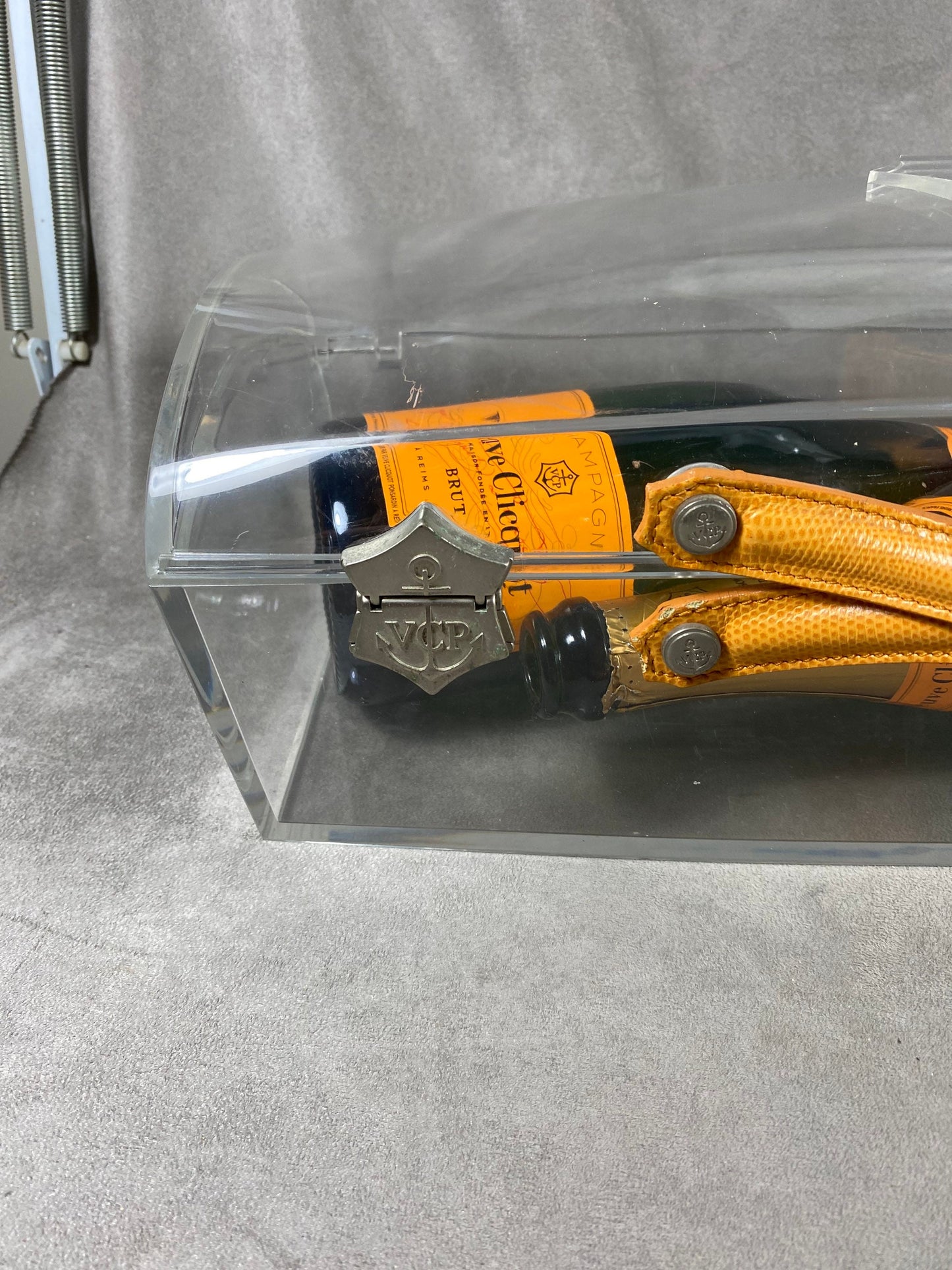 SEHR SELTENE Veuve Clicquot La Grande Dame große Plexiglas-Flaschenbox mit Griffen 1990er Jahre