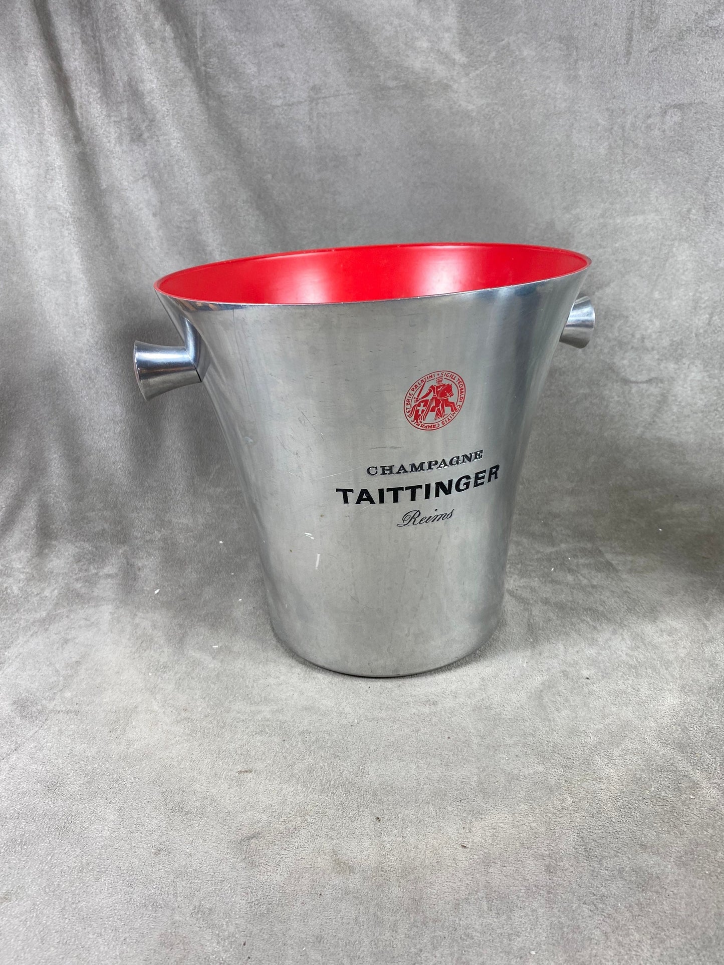 Seau à champagne Taittinger en métal et interieur rouge vintage Made in France