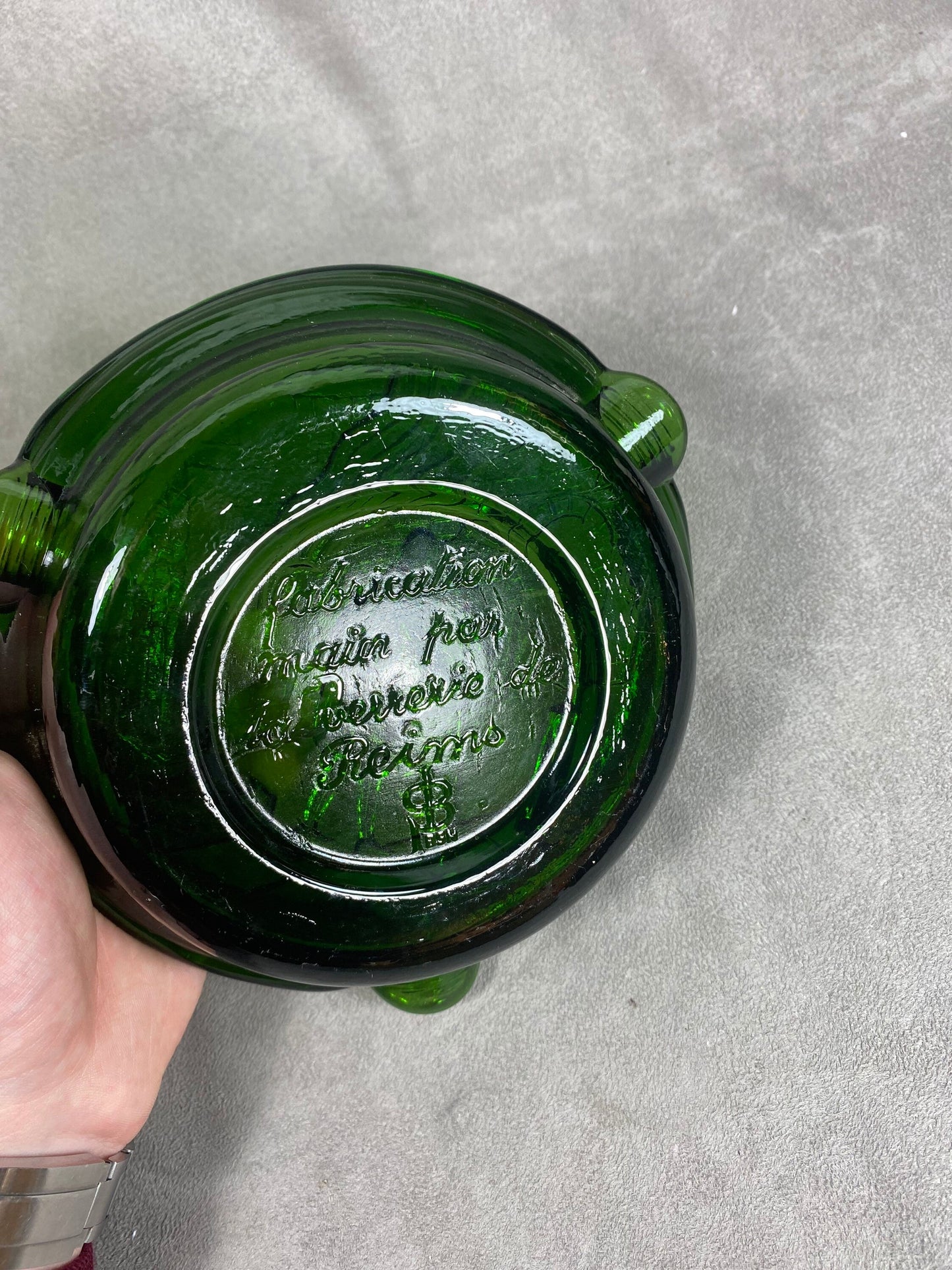 Green glass ashtray with decoration of a champagne wine worker working / handmade at the Reims glassworks