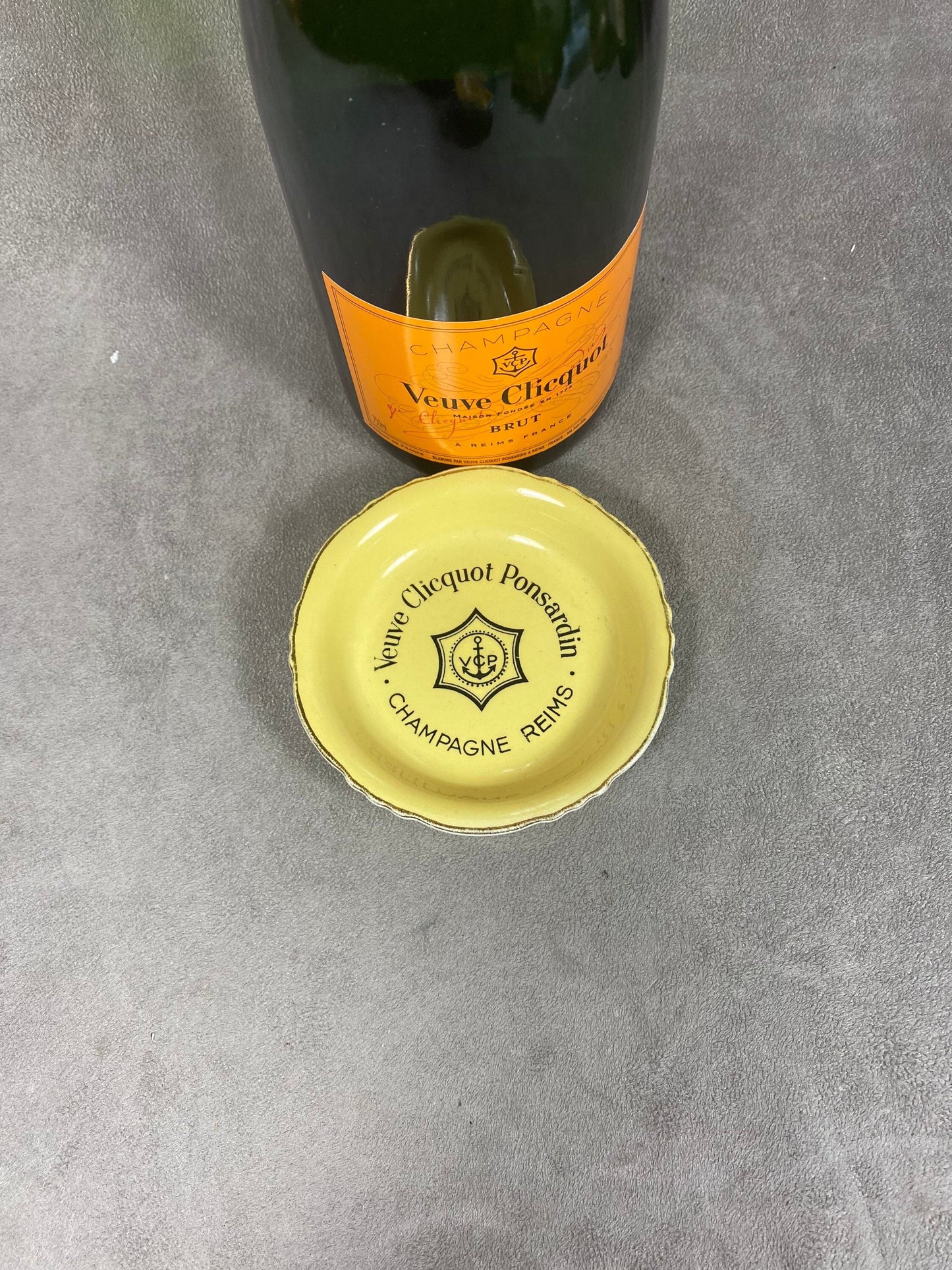 Veuve Cliquot Ponsardin Aschenbecher, orangefarbenes Vintage-Werbeobjekt aus Steingut, Moulin des Loups Champagne Reims Frankreich Vintage