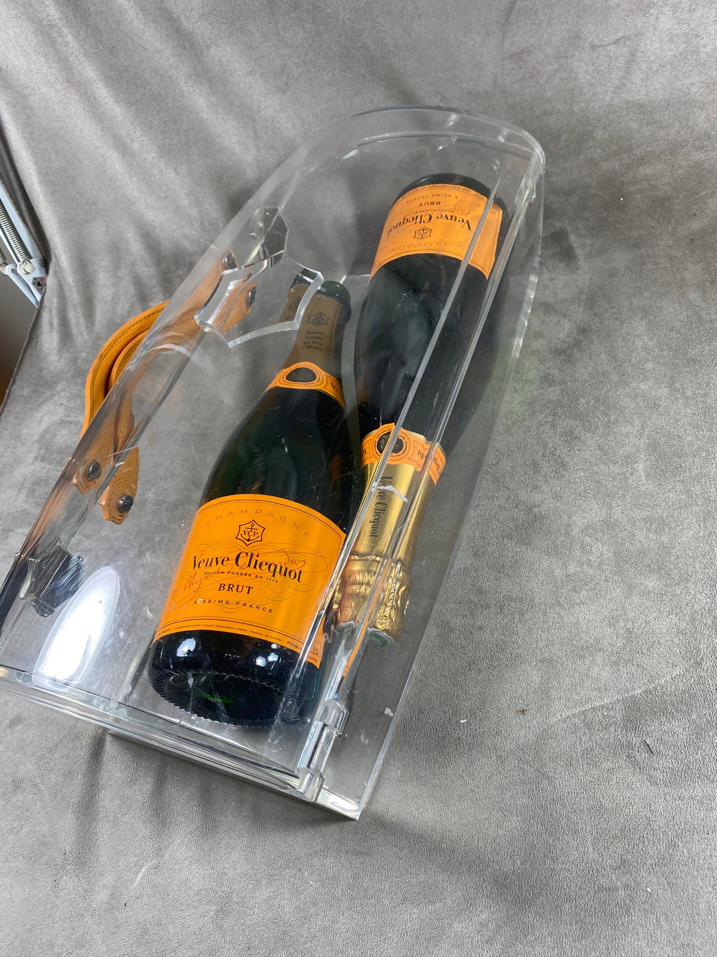 VERY RARE Veuve Clicquot La Grande Dame grande boite étui à bouteilles en plexiglass avec poignées  Années 1990