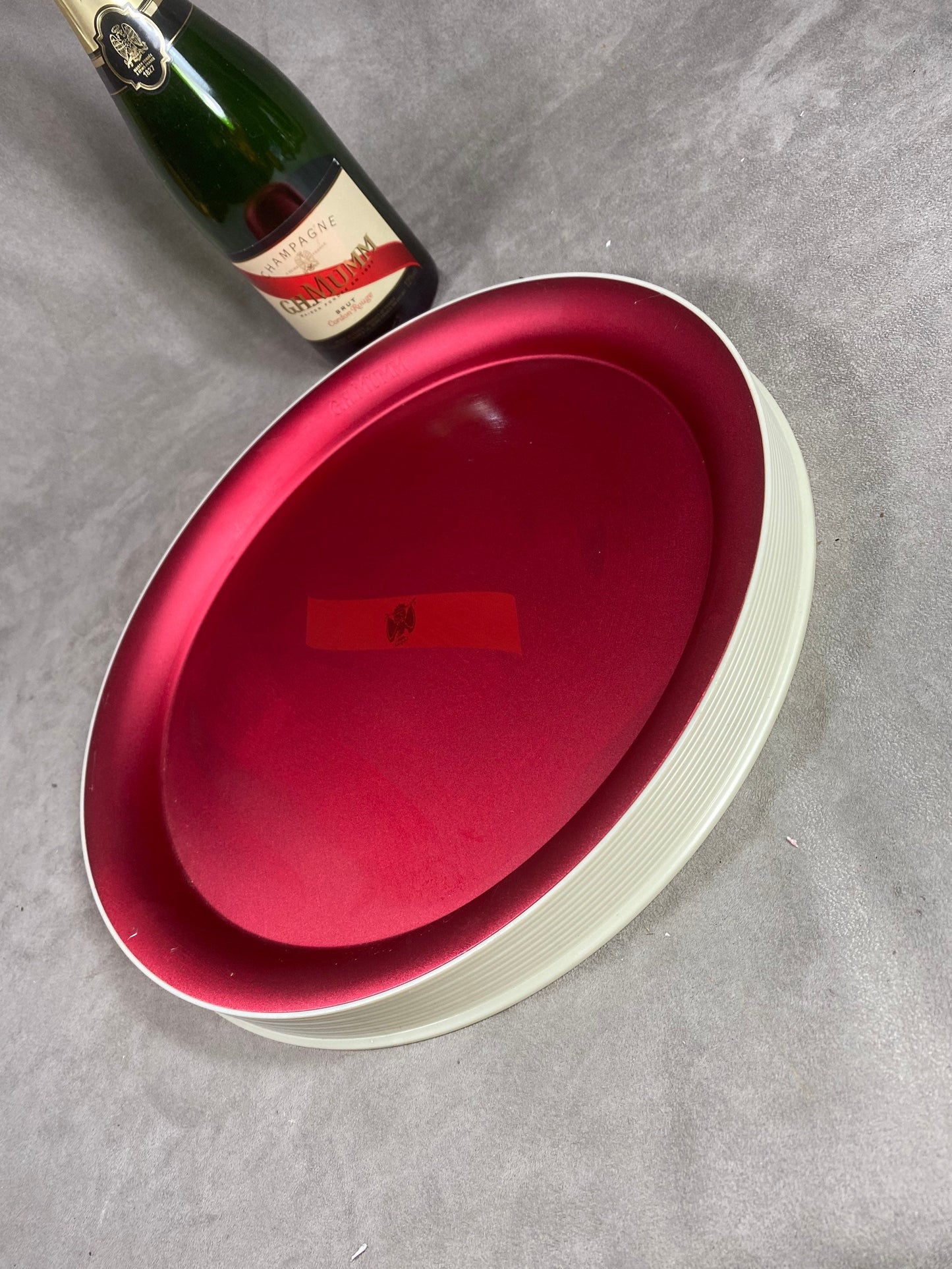 SELTENES rundes MUMM-Tablett für 421 aus Kunststoff und Vintage-Champagner-Aluminium. Hergestellt in Frankreich