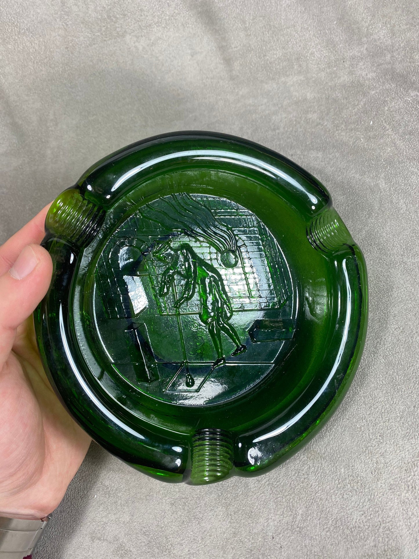 Green glass ashtray with decoration of a champagne wine worker working / handmade at the Reims glassworks