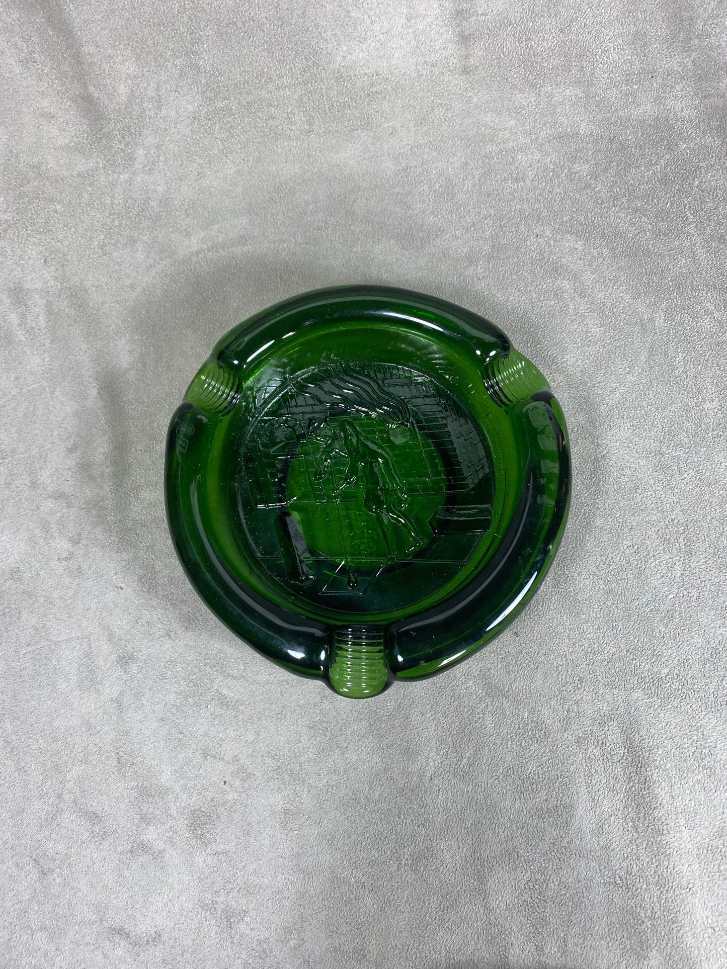 Green glass ashtray with decoration of a champagne wine worker working / handmade at the Reims glassworks